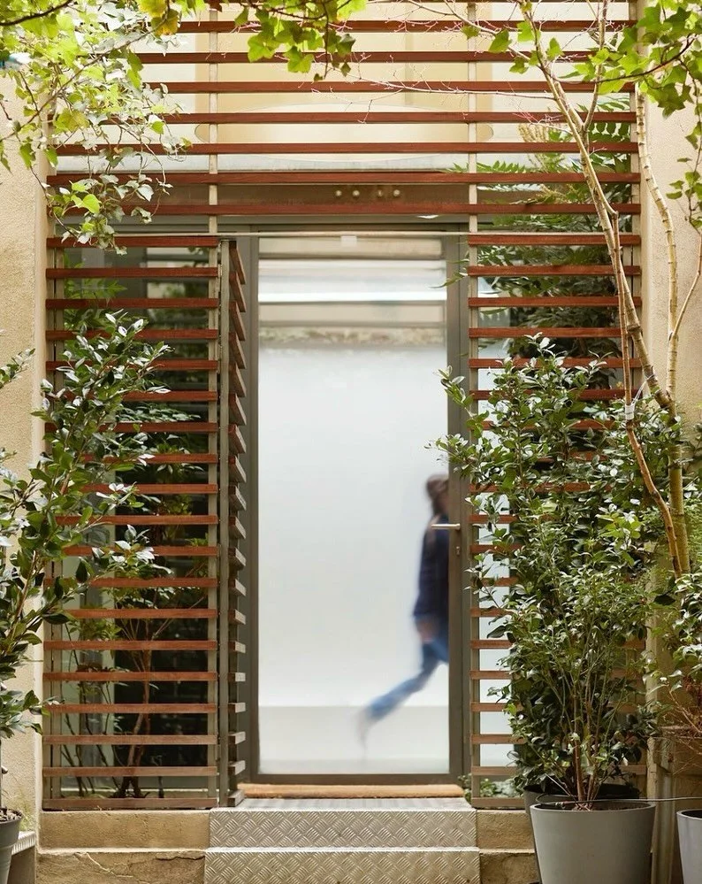 UN COSMOS CRÉATIF AU COEUR DE PARIS !
Situé dans le 19ᵉ arrondissement, @studioverylittlecosmos est un studio photo conçu pour sublimer vos images. 📸 
Un lieu modulable, chaleureux et entièrement équipé, i