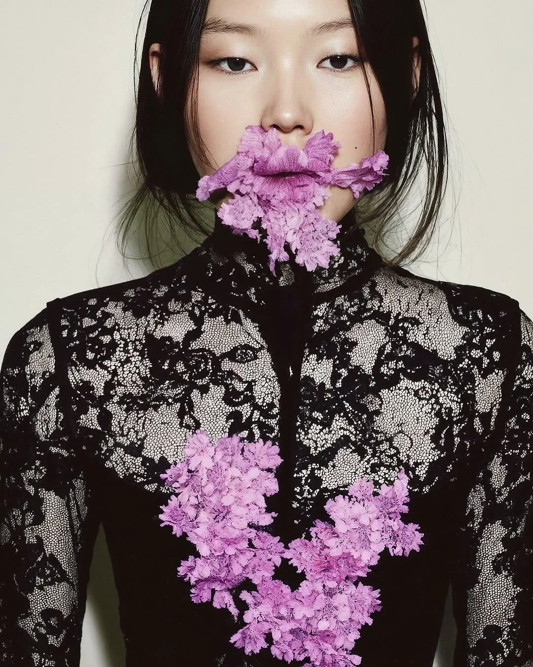 Cœurs et maux en fleurs 🌷 by @sandrafontenas.art 
Here, lace and flowers are no longer mere embellishments: they become a visual language, hybrid, between reality and imagination. Each image blurs the codes of traditional fashion, where techn