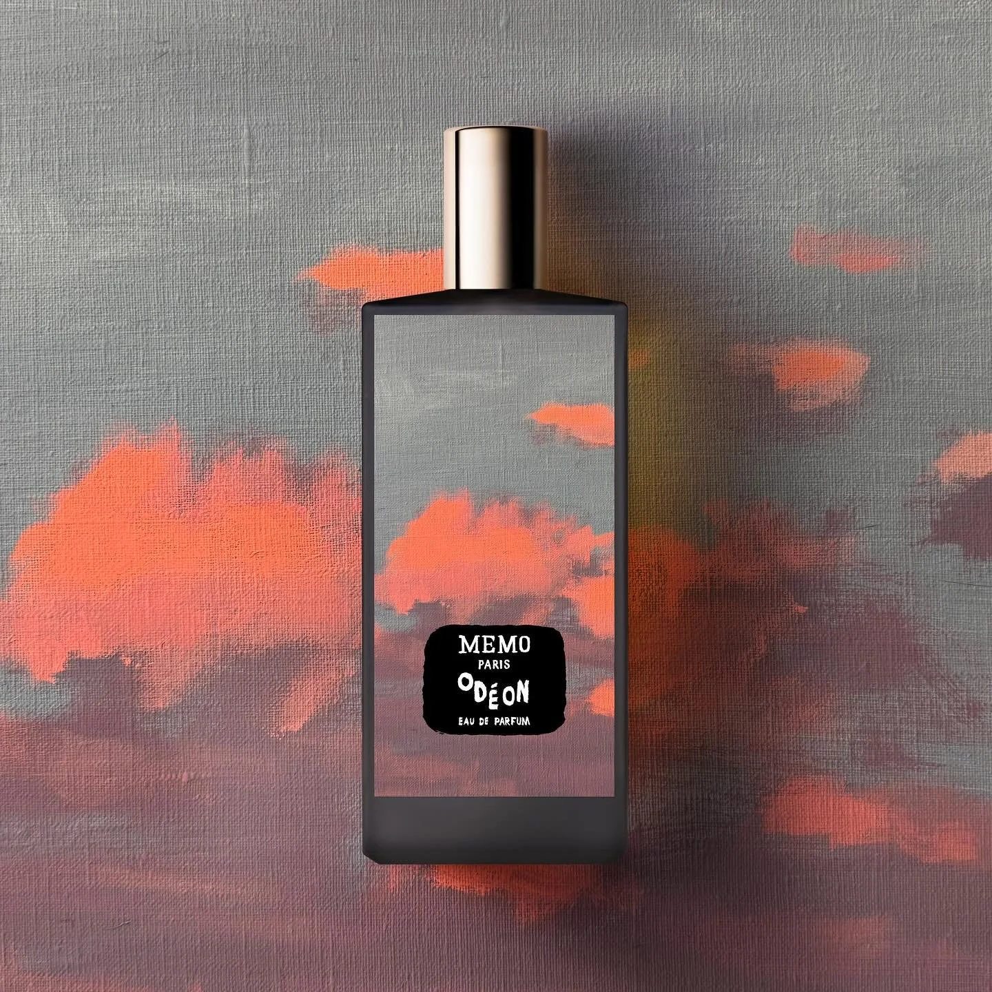 Flâner un soir d’été à Odéon, entre cafés, librairies et le jardin du Luxembourg, est presque un moment hors du temps. De cette atmosphère est née la collaboration entre @memo.paris et l&rs