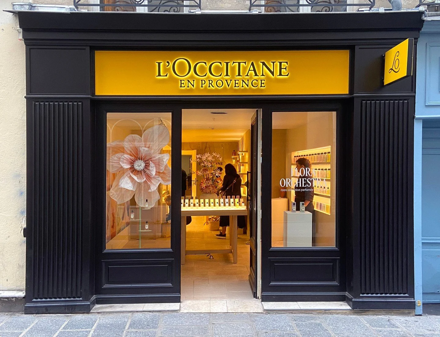 🍂🌺🍂 Giselle Balosso-Bardin pour L'Occitane 🍂🌺🍂
Une fleur géante créée par notre paper artist @giselle_balosso_bardin investit la vitrine de la boutique @loccitane_fr de la rue des Francs-Bourgeois, à Paris.
La di