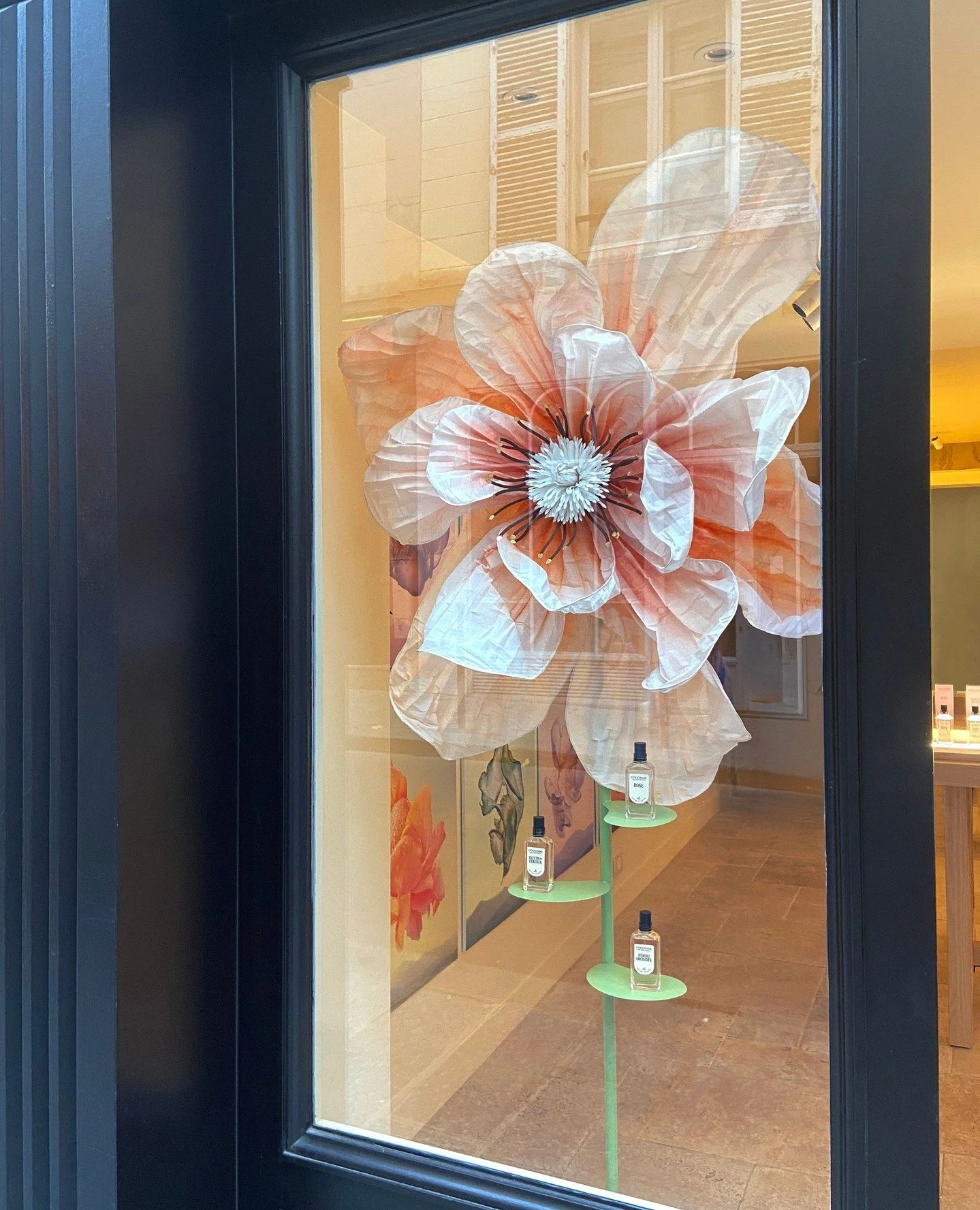 🍂🌺🍂 Giselle Balosso-Bardin pour L'Occitane 🍂🌺🍂
Une fleur géante créée par notre paper artist @giselle_balosso_bardin investit la vitrine de la boutique @loccitane_fr de la rue des Francs-Bourgeois, à Paris.
La di