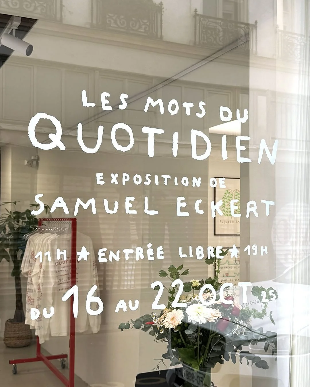 Les mots du quotidien, c’est la thématique de l’exposition de @samueleckert : des mots qui jouent avec les images et les couleurs, des mots qui habillent les murs, des mots qui nous font sourire. À découvrir jusqu&rsq