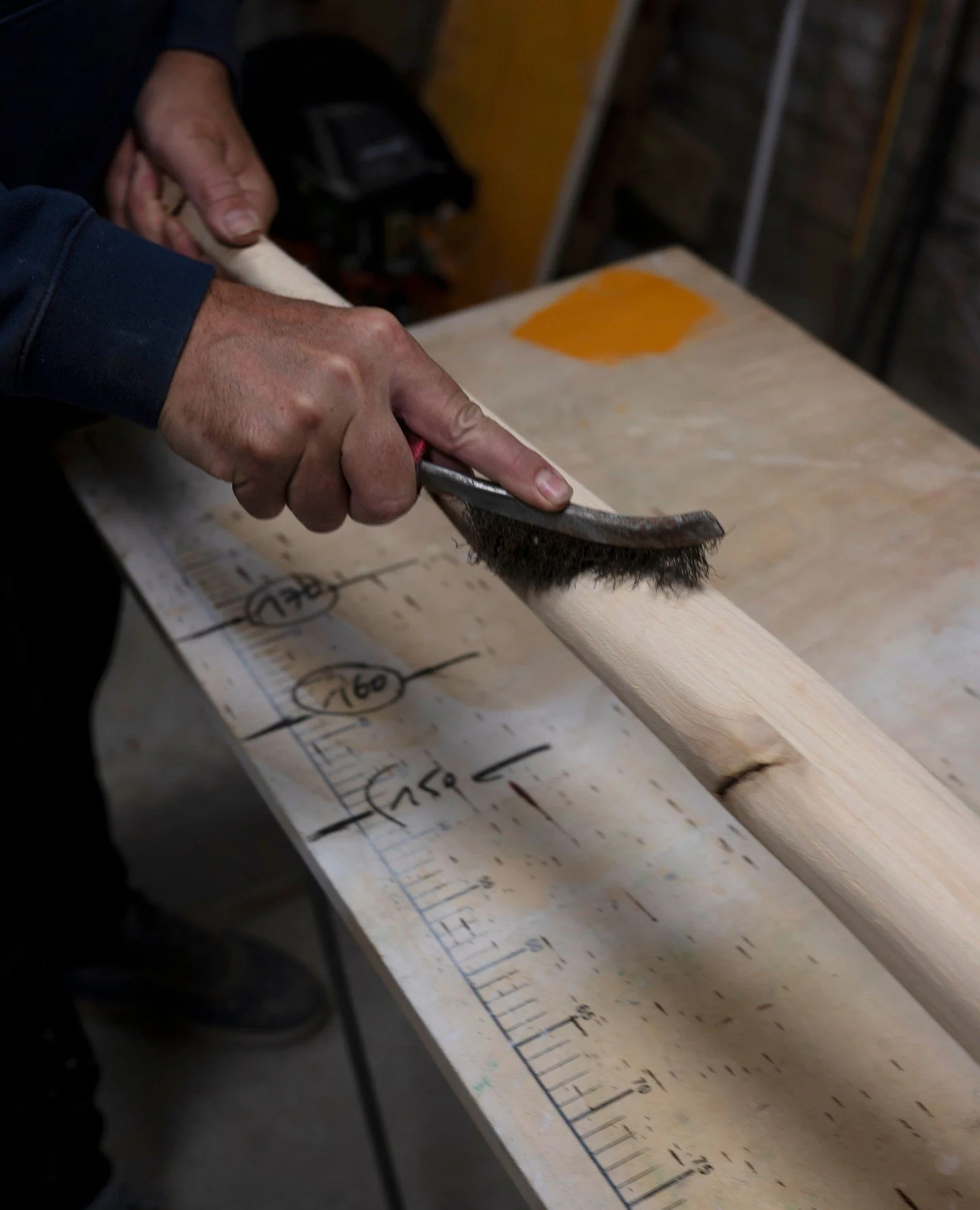 À l'occasion de la sortie de son nouveau parfum "Vanille Caviar", la Maison @bdkparfumsparis a renouvelé sa confiance auprès du Studio Costume III Pièces et lui a confié la réalisation de la vitrine