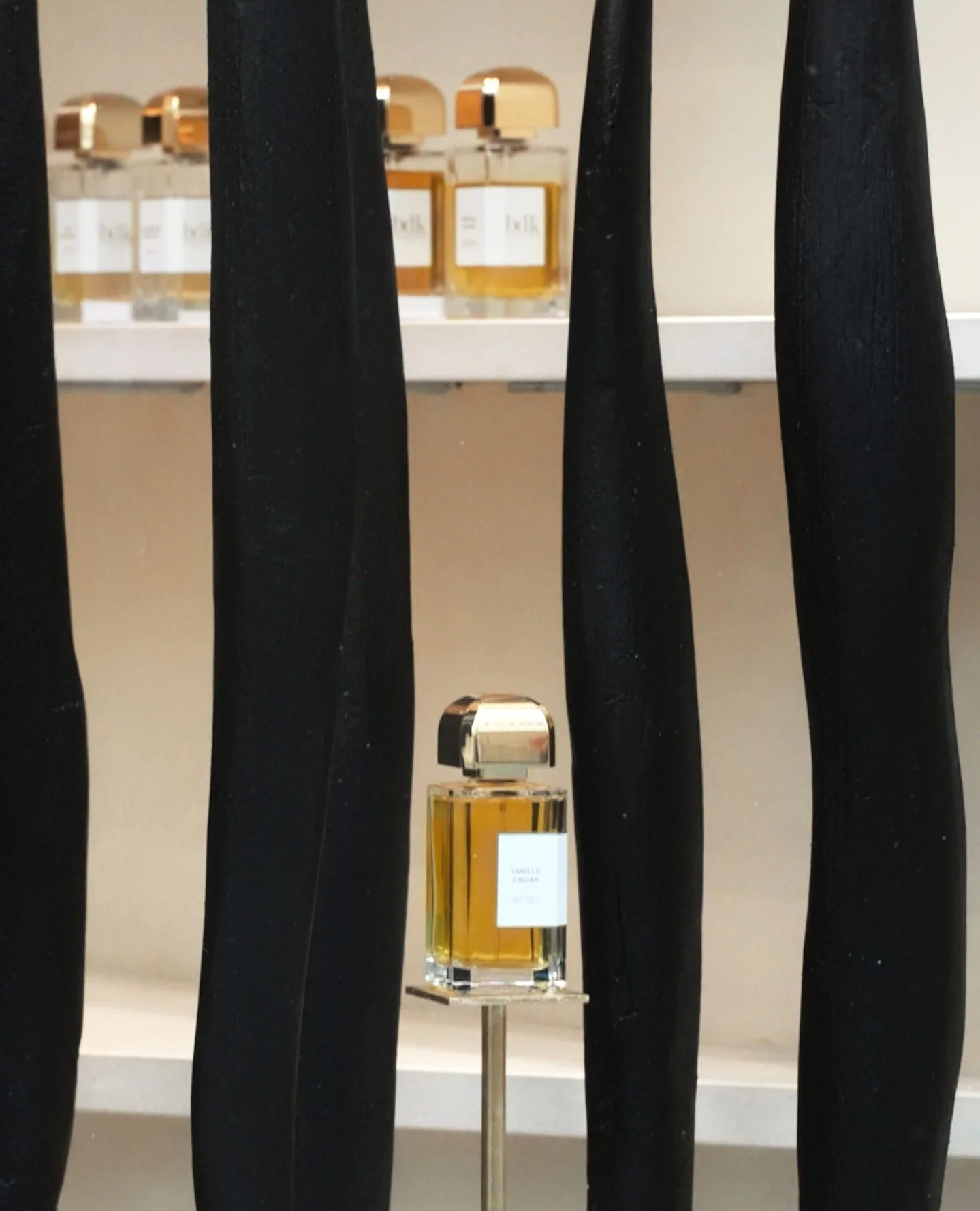 À l'occasion de la sortie de son nouveau parfum "Vanille Caviar", la Maison @bdkparfumsparis a renouvelé sa confiance auprès du Studio Costume III Pièces et lui a confié la réalisation de la vitrine