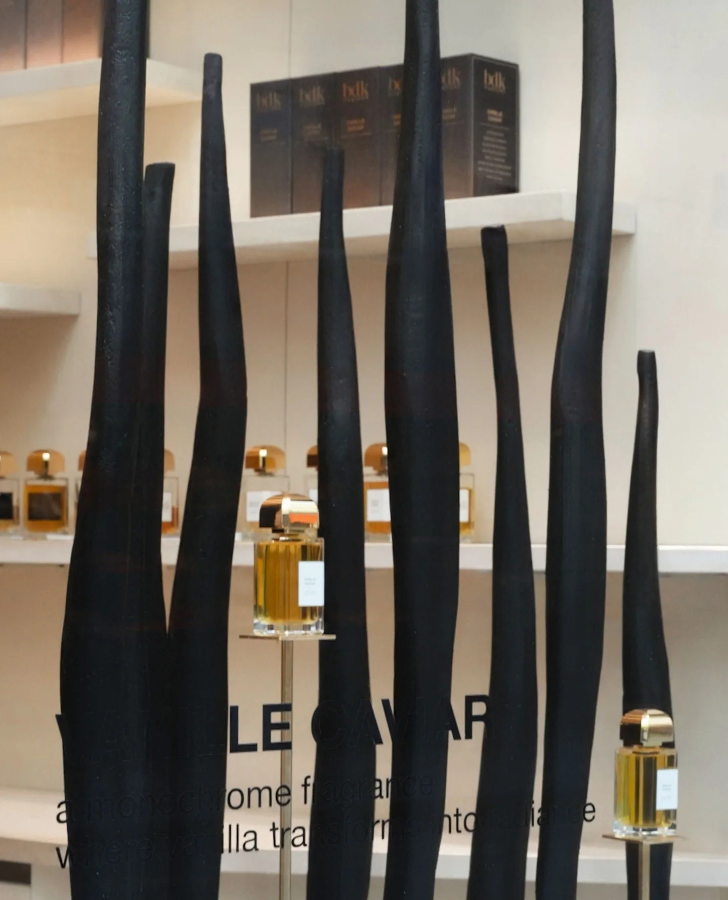À l'occasion de la sortie de son nouveau parfum "Vanille Caviar", la Maison @bdkparfumsparis a renouvelé sa confiance auprès du Studio Costume III Pièces et lui a confié la réalisation de la vitrine