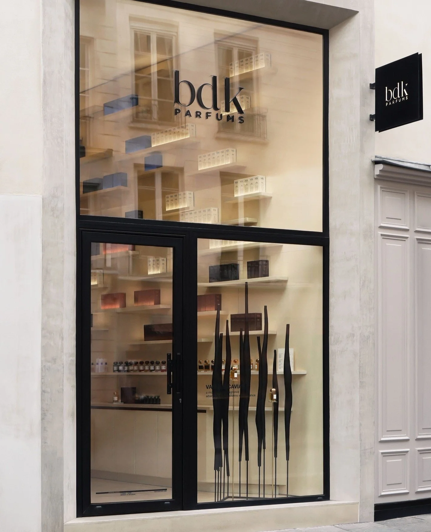À l'occasion de la sortie de son nouveau parfum "Vanille Caviar", la Maison @bdkparfumsparis a renouvelé sa confiance auprès du Studio Costume III Pièces et lui a confié la réalisation de la vitrine