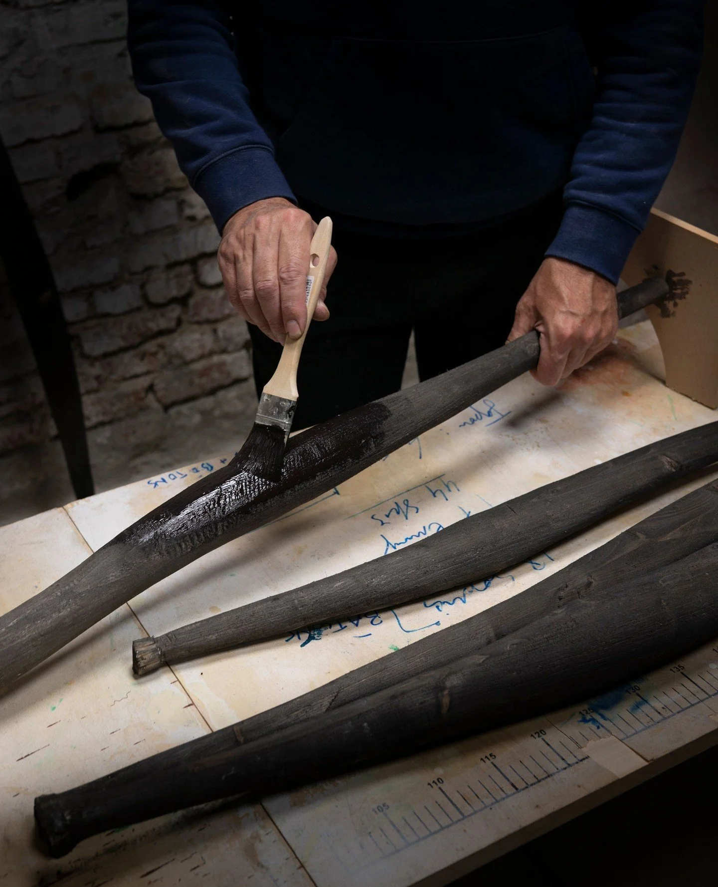 À l'occasion de la sortie de son nouveau parfum "Vanille Caviar", la Maison @bdkparfumsparis a renouvelé sa confiance auprès du Studio Costume III Pièces et lui a confié la réalisation de la vitrine