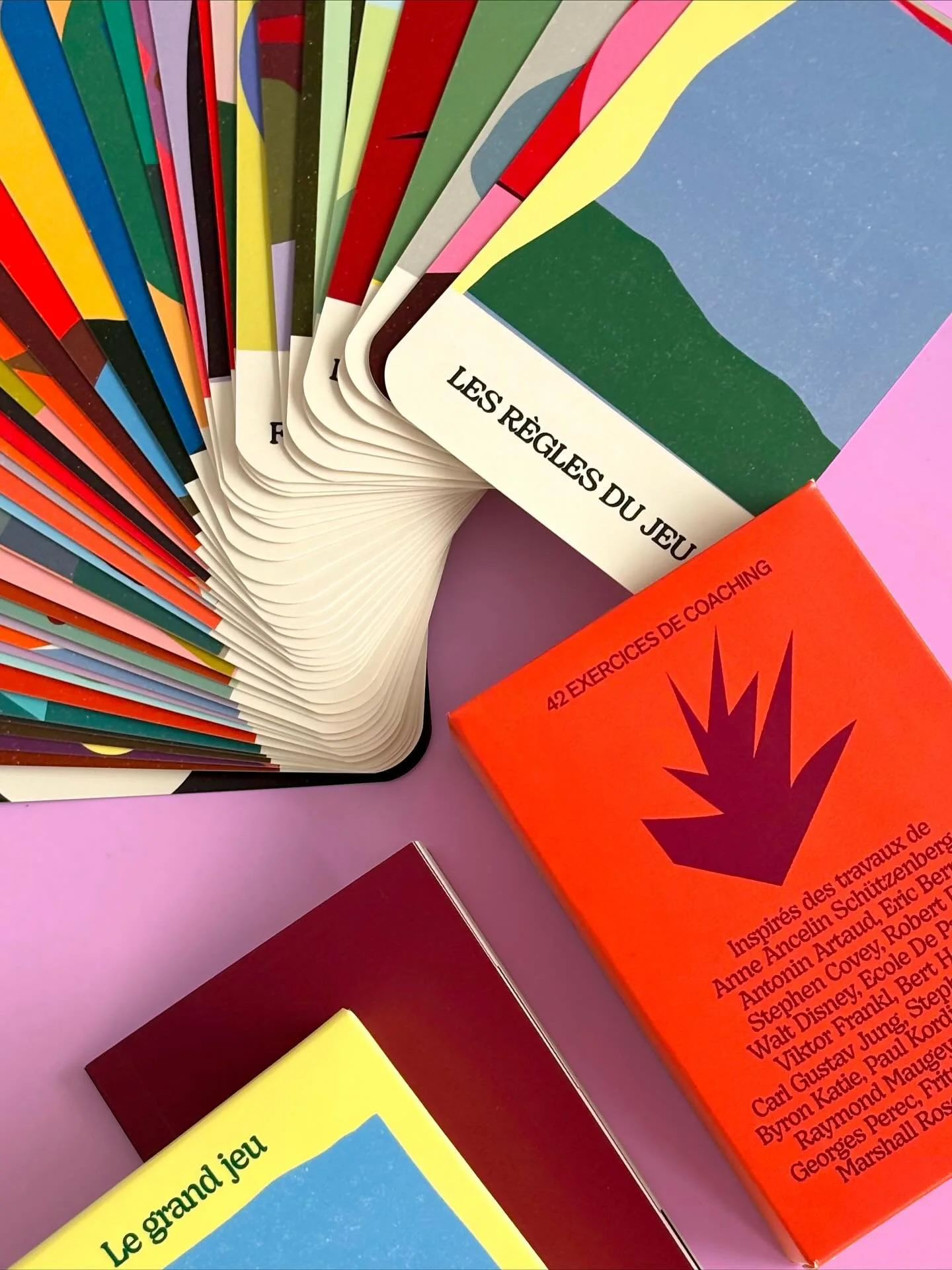 42 cartes d’exercices de coaching à utiliser lorsque vous avez besoin de revenir à l’essentiel. Avec des couleurs vives, de l’abstraction et surtout de la légèreté. Écrites par Olivier Gigno