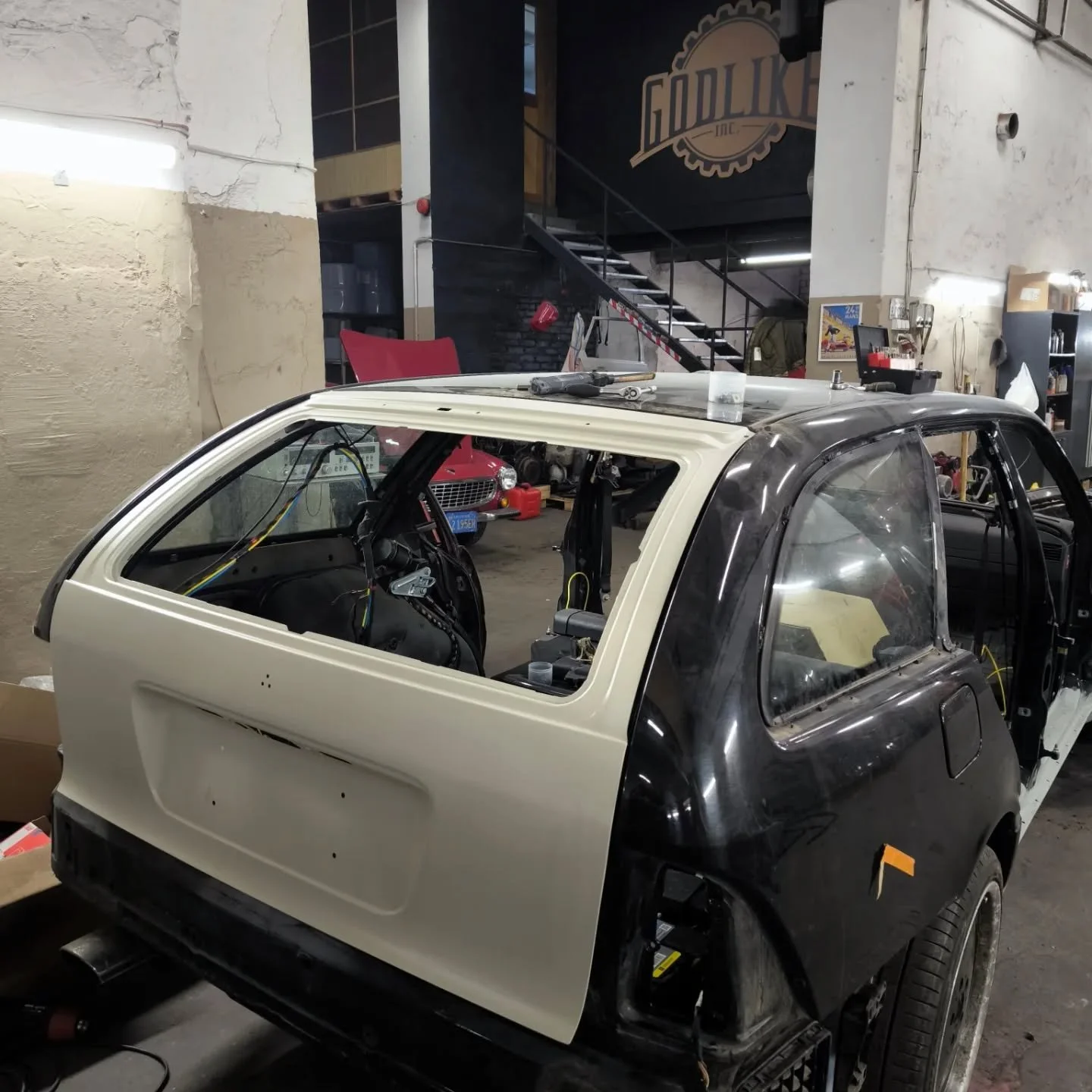 Believe it or not, but we had to change all removable metal body parts 😁
To be fair only one door was saved. Finding good parts was not easy. At one time we had maybe 9 doors, 3 bonnets, 2 trunk lids, 4 front wings in the garage. We even had this sm