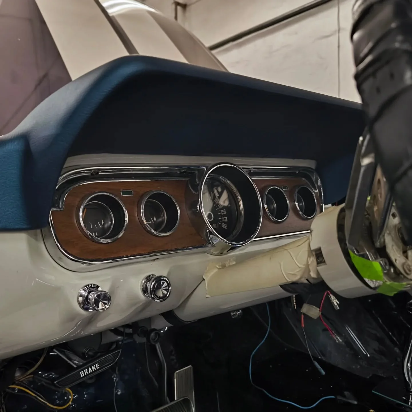 Assembling Mustang's interior. More wiring was done, dash installed. And then we found out that some parts of the interior have to be painted light blue matte, such as inside of the door, A pillars. What can I say, I'm not the Mustang expert. So we h