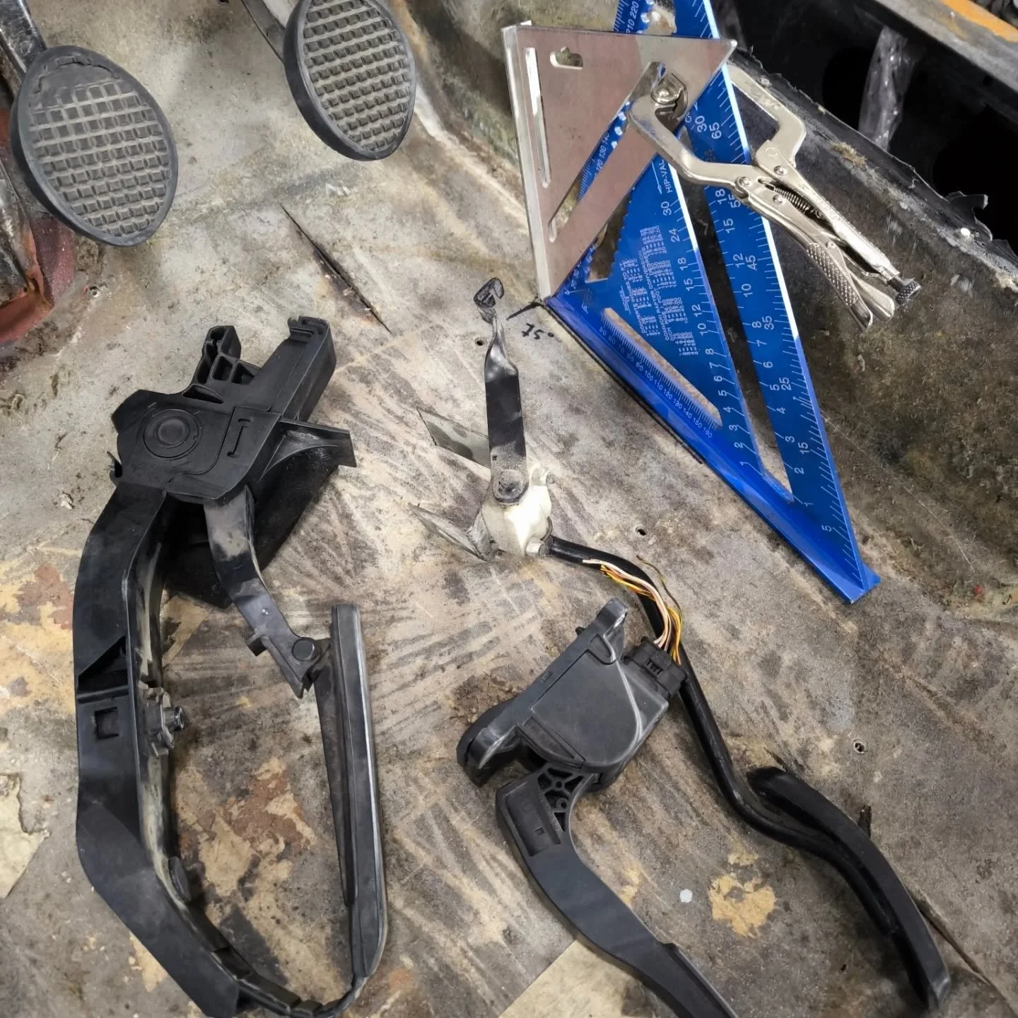 Fitting Mercedes throttle and clutch pedals to Laforza. Also got rid of all the unnecessary holes and brackets. This made engine bay much cleaner
#fissore #rayton #raytonfissore #laforza #paint  #bodywork #bodyrestoration #metalwork #welding #rustre