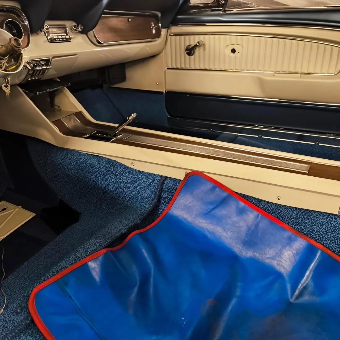 Centre console installation of Mustang 66
Well this did not fit at all. Was way too tall, tilted to the side and had a huge gap with the shifter, so big you could lose your phone. 
It took us a few days to get everything lined up nicely. Lots of tri