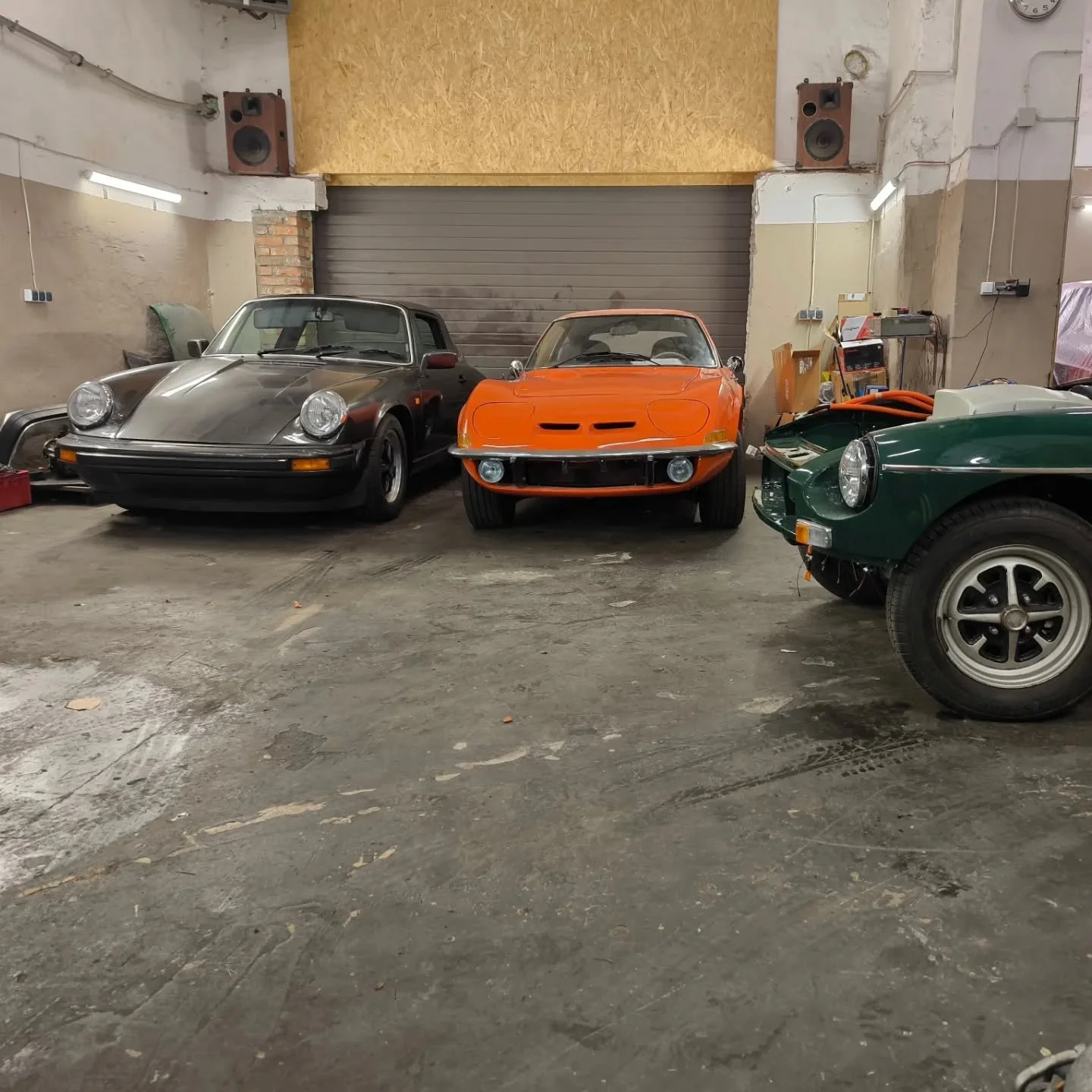 911 needs more colors
#911sc #911 #911sctarga #porsche911 #aircooledporsche #europeancorvette #opelgt #mgb #mgbgt #mgbelectricgt