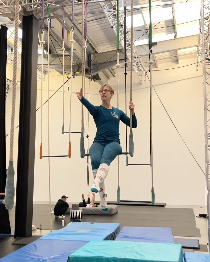 #trapezetuesday 3 ways! 
Coffin to candlestick 
The lovely and very pregnant @ovaltina running through her #LiterAiry rehearsal routine, inspired this little trapeze Tuesday by Amanda, then @iryna_aerialist took it to another level of difficulty with