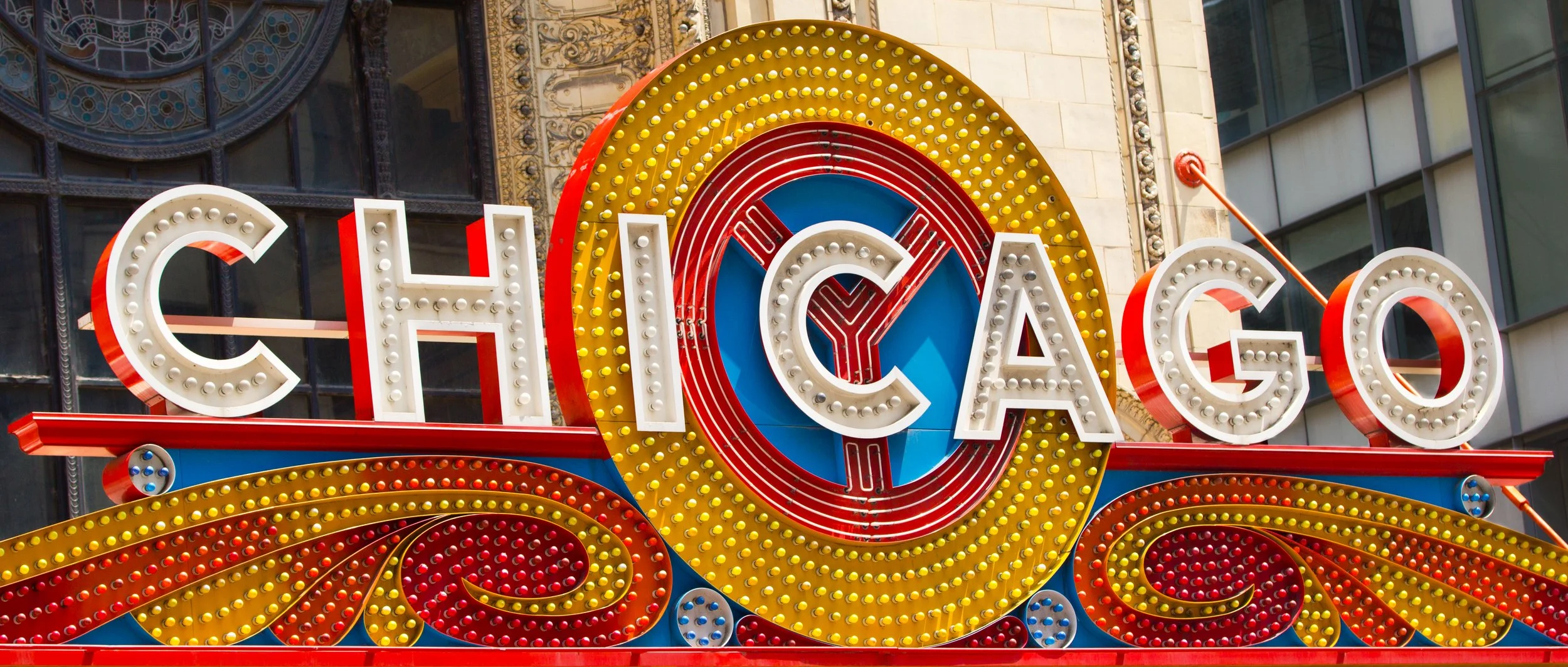 Chicago_Theatre_sign_Close_up.jpg