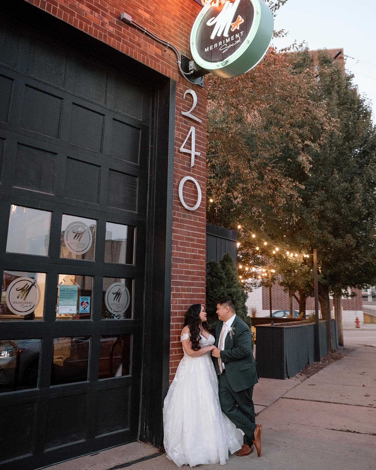 post ceremony vibes! ✨ Kyle and Irina had their wedding reception at the Merriment Social downtown Milwaukee and it was the perfect place for food, drinks, dancing all in one! Don&rsquo;t forget about the disco ball 🪩 🕺🏻