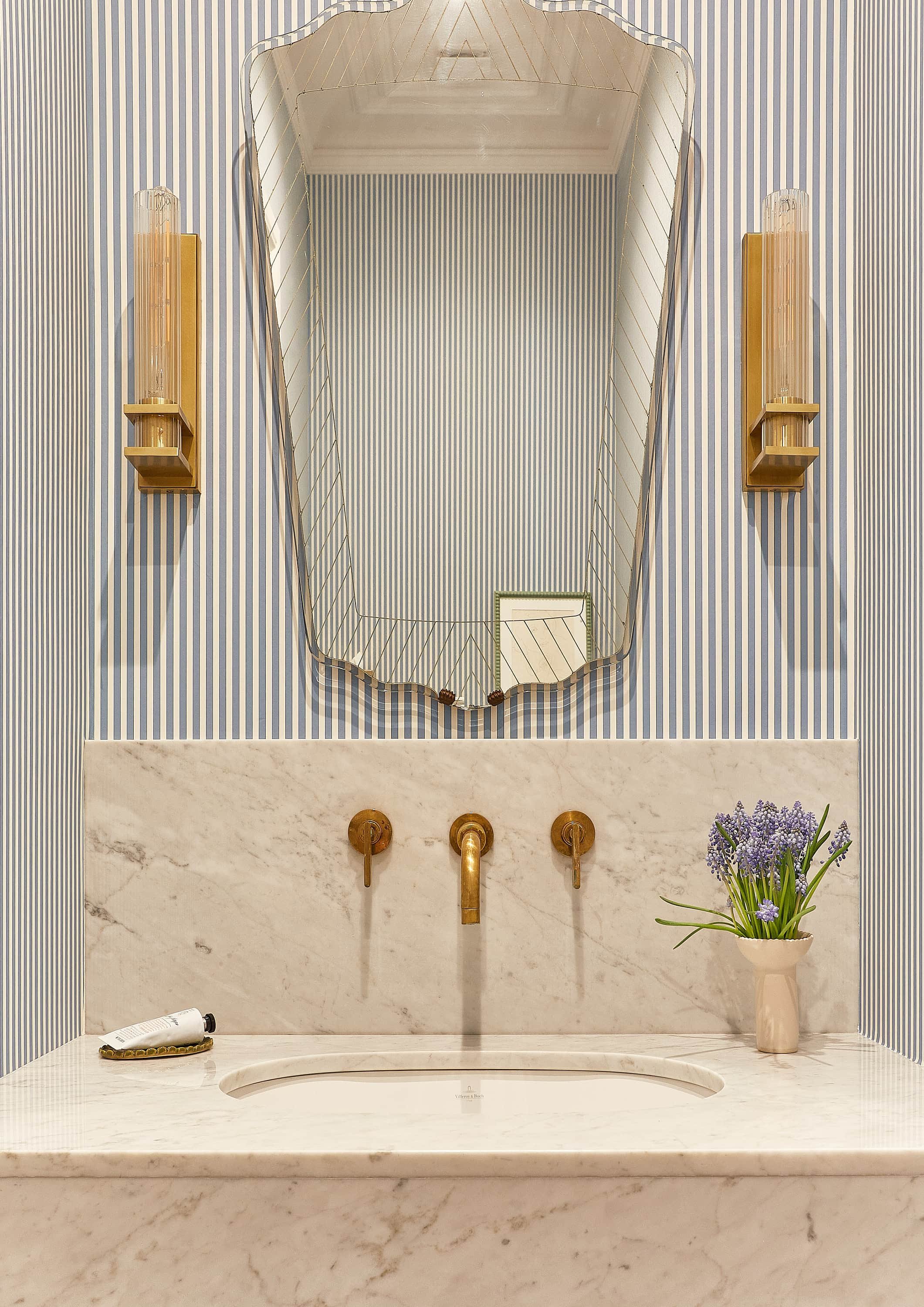 Cloakroom-Vanity-Close-Up-Macfarlane-Van-der-Heul_1.jpg