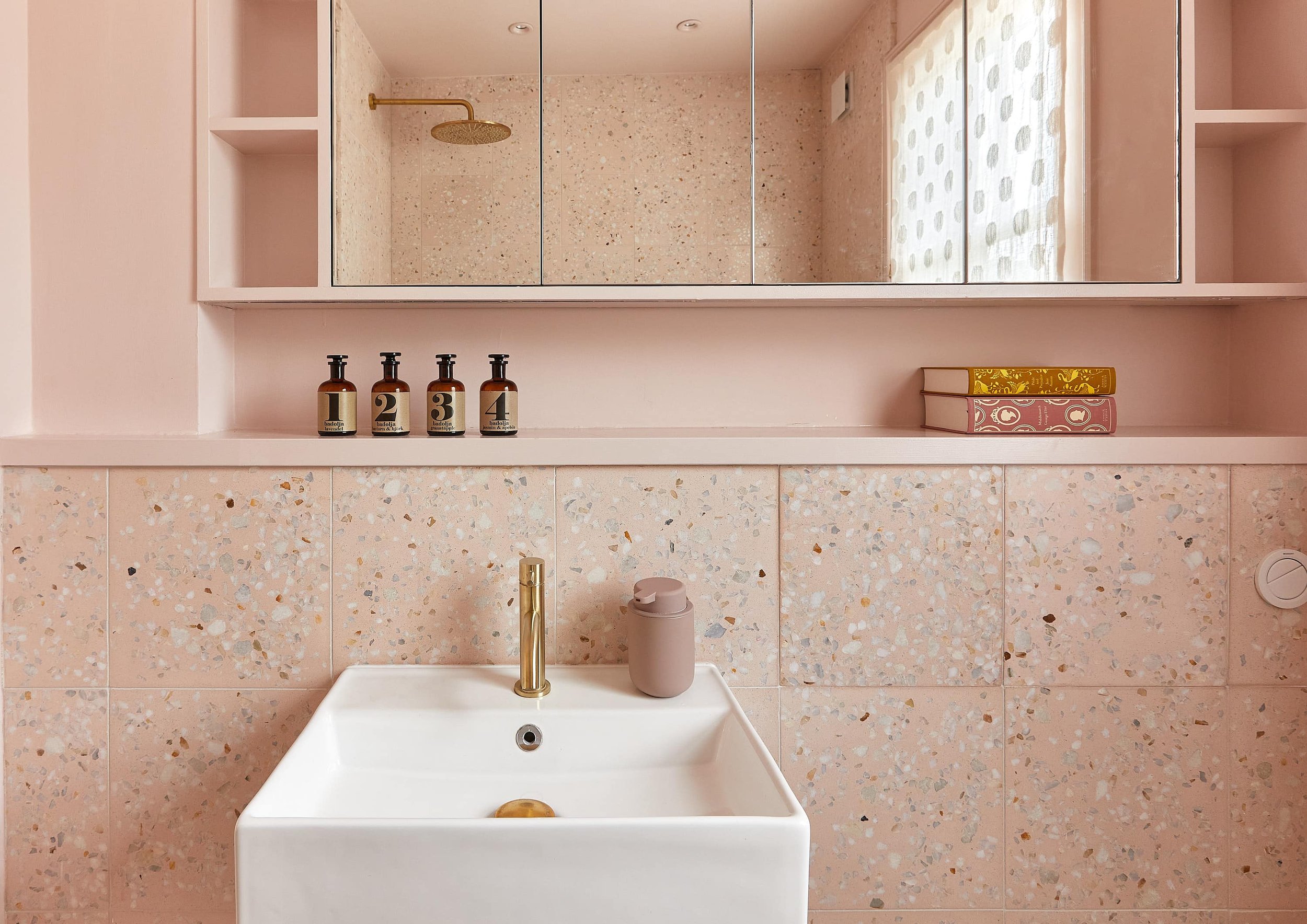 Girls-Bathroom-Basin-and-Books-Macfarlane-Van-der-Heul.jpg