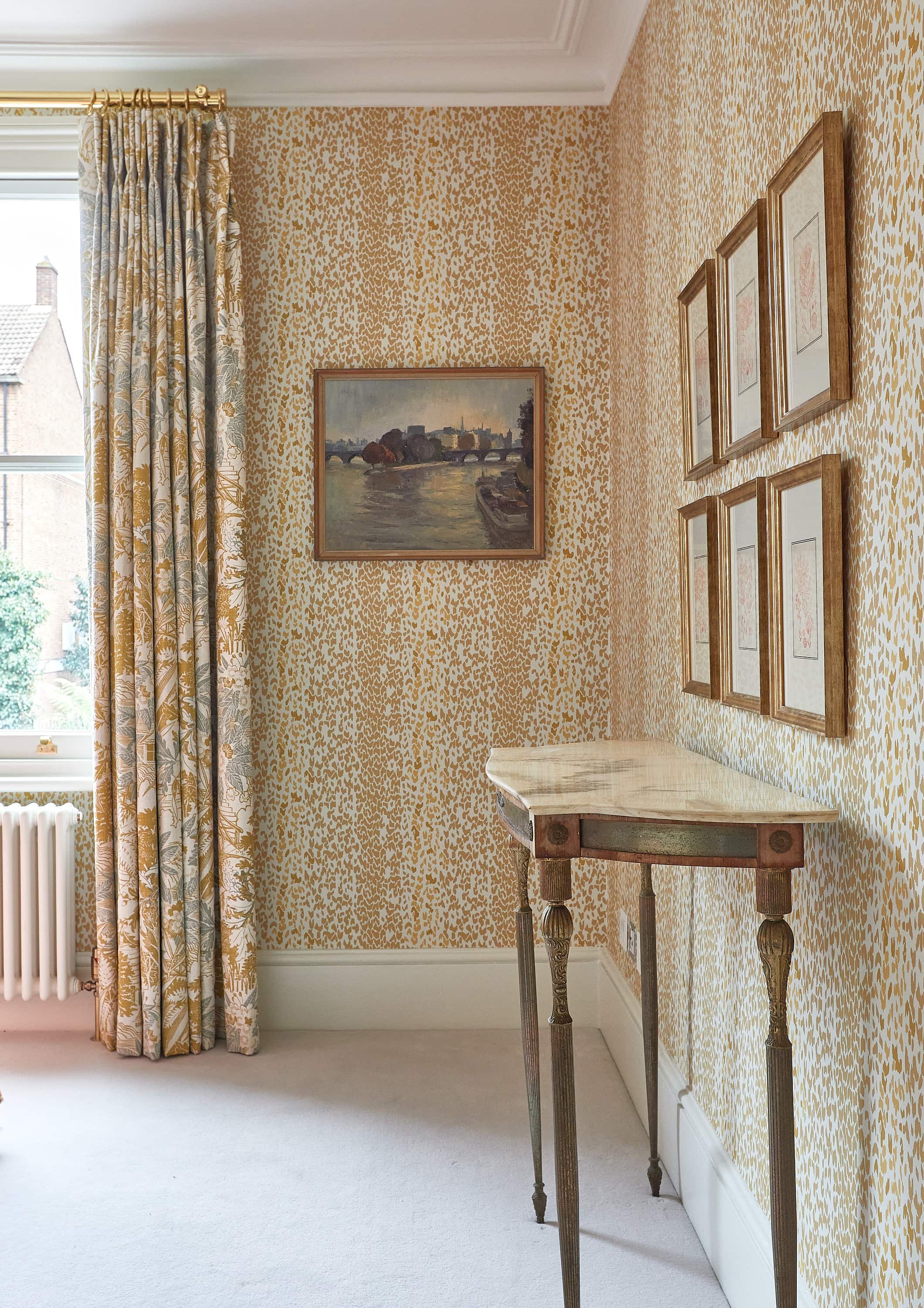 Guest-Room-Console-and-Curtain-Macfarlane-Van-der-Heul_1.jpg