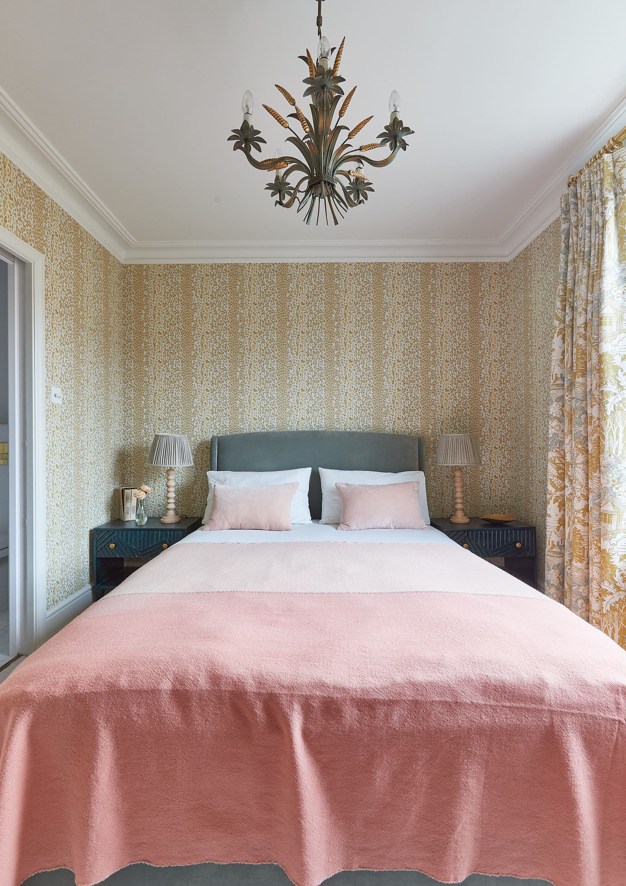Guest-Room-Whole-Bed-Macfarlane-Van-der-Heul_1.jpg