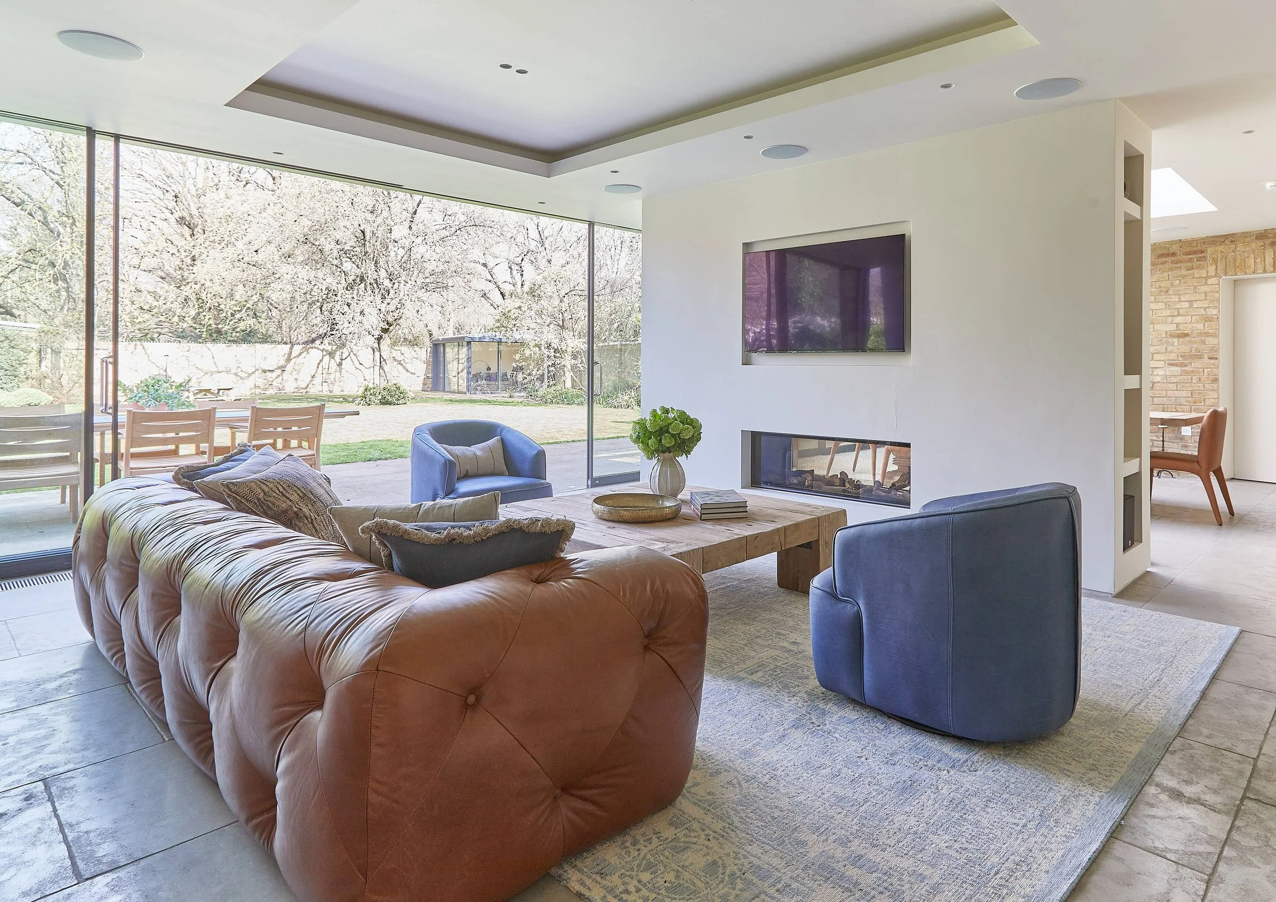 Kitchen-living-area-view-garden-Macfarlane-Van-der-Heul.jpg