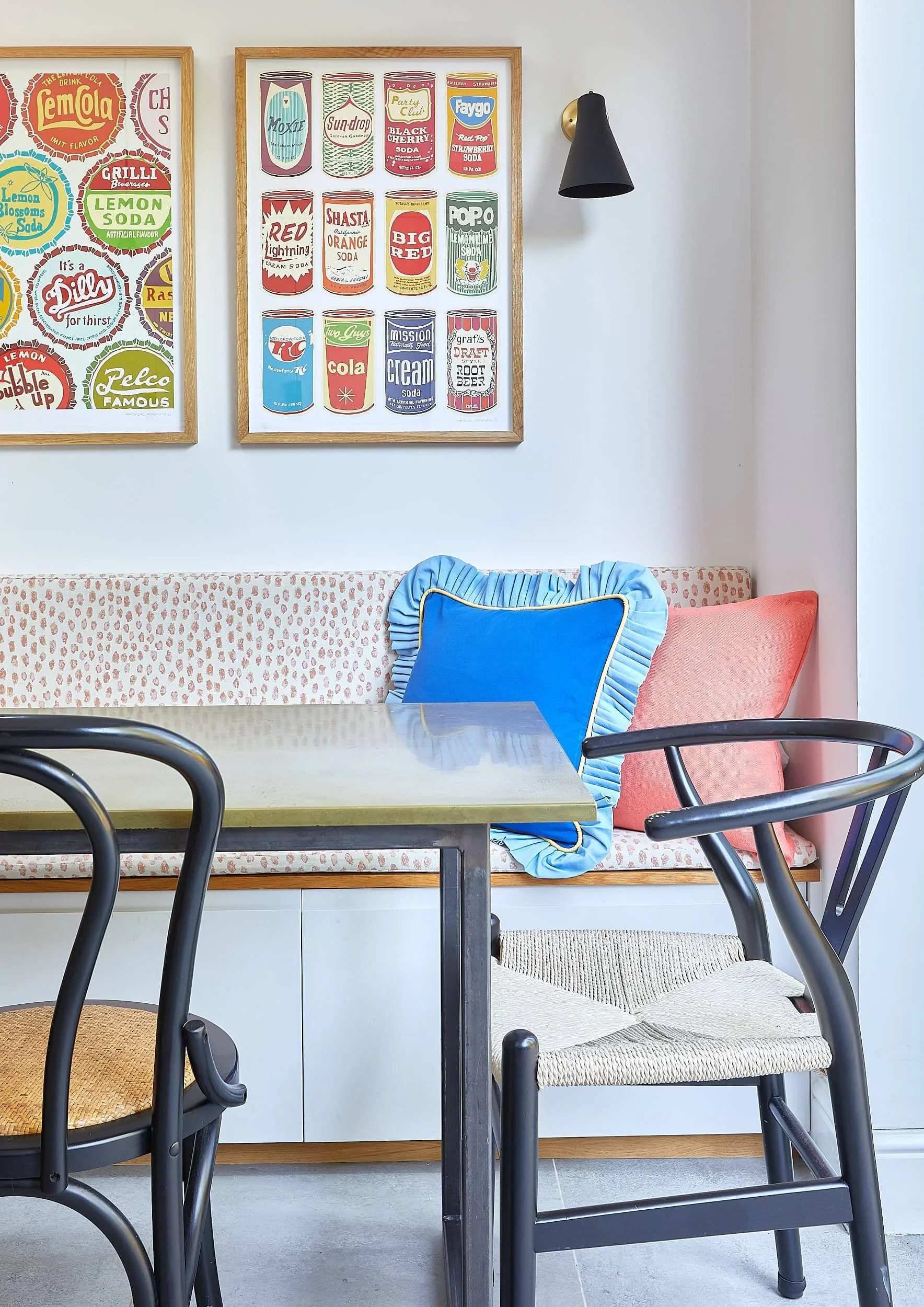 Kitchen-Banquette-Blue-Cushion-Macfarlane-Van-der-Heul.jpeg