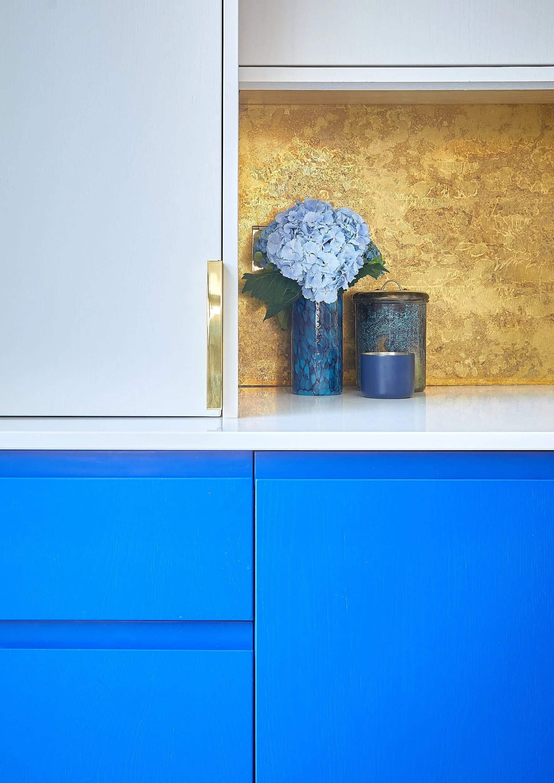 Kitchen-Cabinet-detail-with-hydrangea-Macfarlane-Van-der-Heul.jpeg