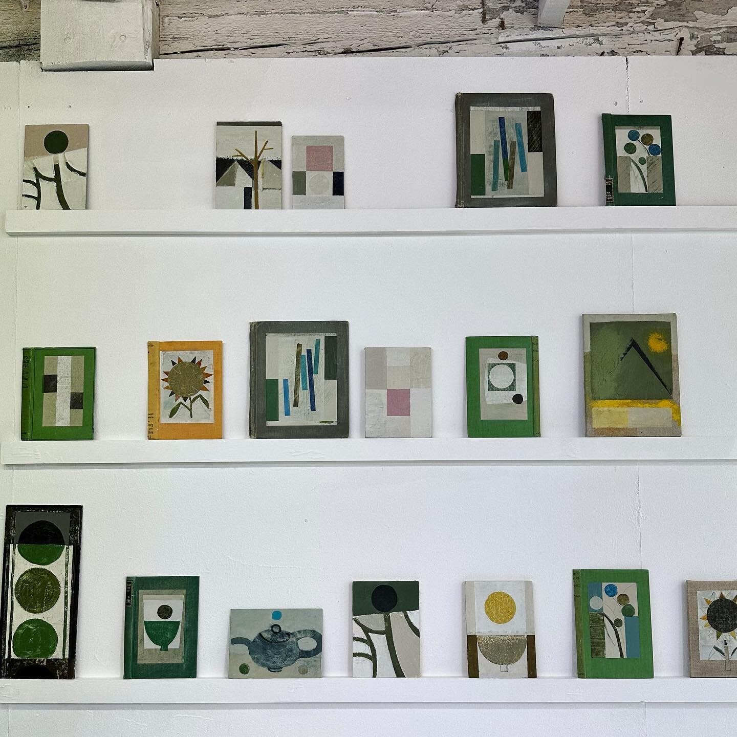 The wonderful work of @daisycookartist discovered at the Summer Open Studios @kingsgateworkshops.

#interiors #interiordesign #interiordesigner #interiorinspiration  #interiorinspo #londoninteriors #londoninteriordesign #londoninteriordesigner #artan