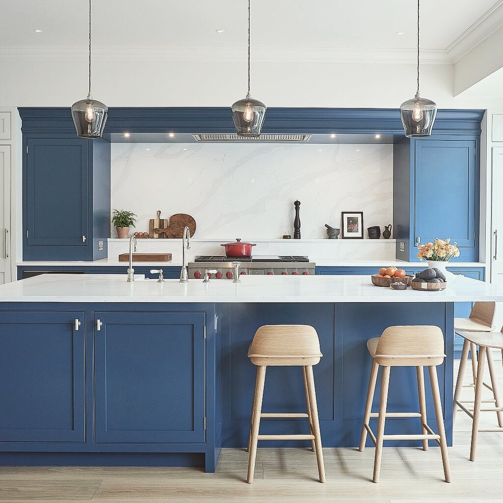 Our recent collaboration with @kitchensbyholloways in South London. Cabinets in Mockingbird by @paintandpaperlibrary. Stools by @muutodesign . Pendants by @curiousastudio . 

Photography by @enzocerriphotography 

#kitchens #kitchendesign ##interiors