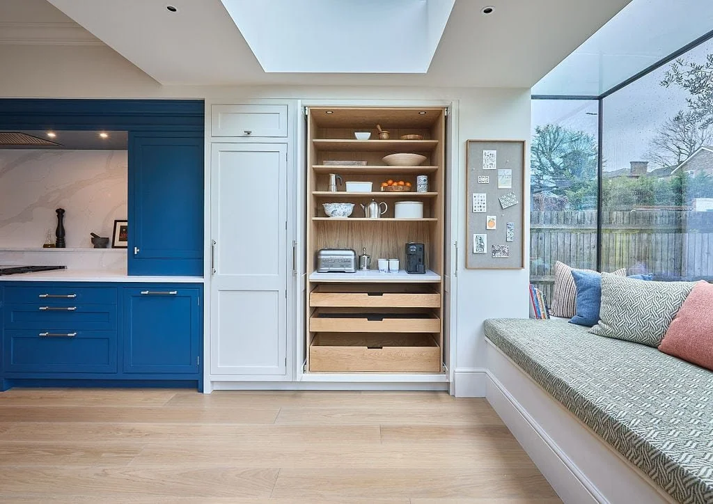 Kitchen-Breakfast-Bar-Window-Seat-Macfarlane-Van-Der-Heul.jpg