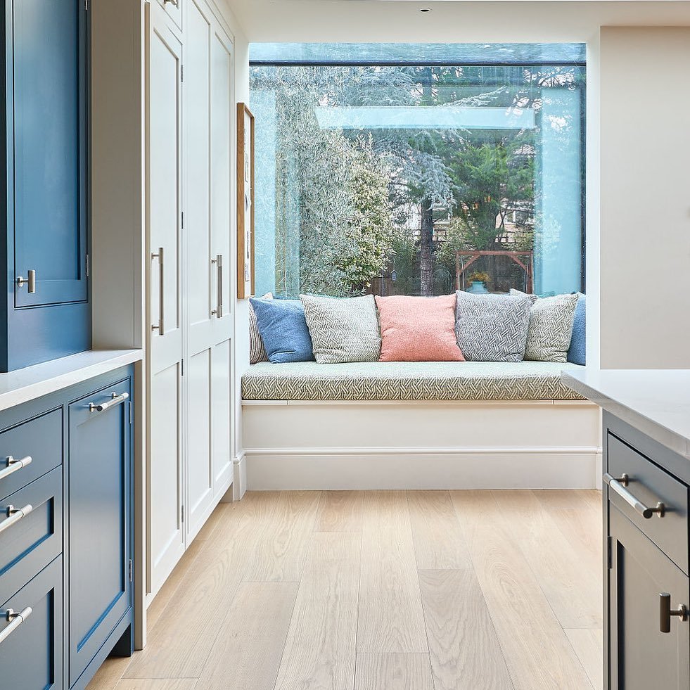 A sunny spot in our recent South London collaboration with @kitchensbyholloways. We used weaves by @christopherfarrcloth and @pepe.penalver on the window seat to add textural contrast to the sleek surfaces of the kitchen.

#kitchendesign #kitchendeco