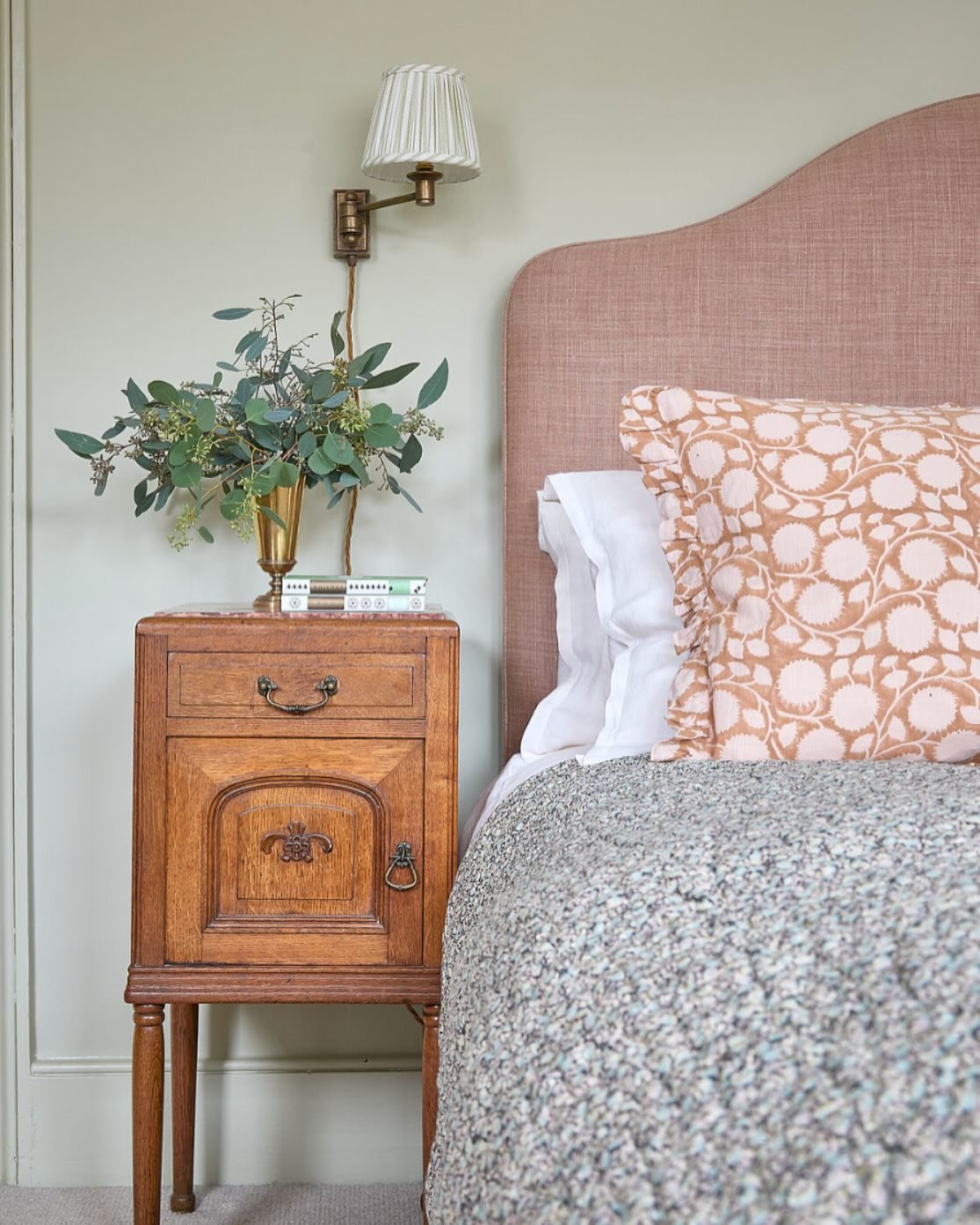 Beautiful bedside in our recent Peckham project. 

The starting point for this calming scheme was one of our favourite bedroom paint colours, Eau de Nil by @edwardbulmerpaint. A dream of a green!

Photography by @enzocerriphotography.

#interiors #in