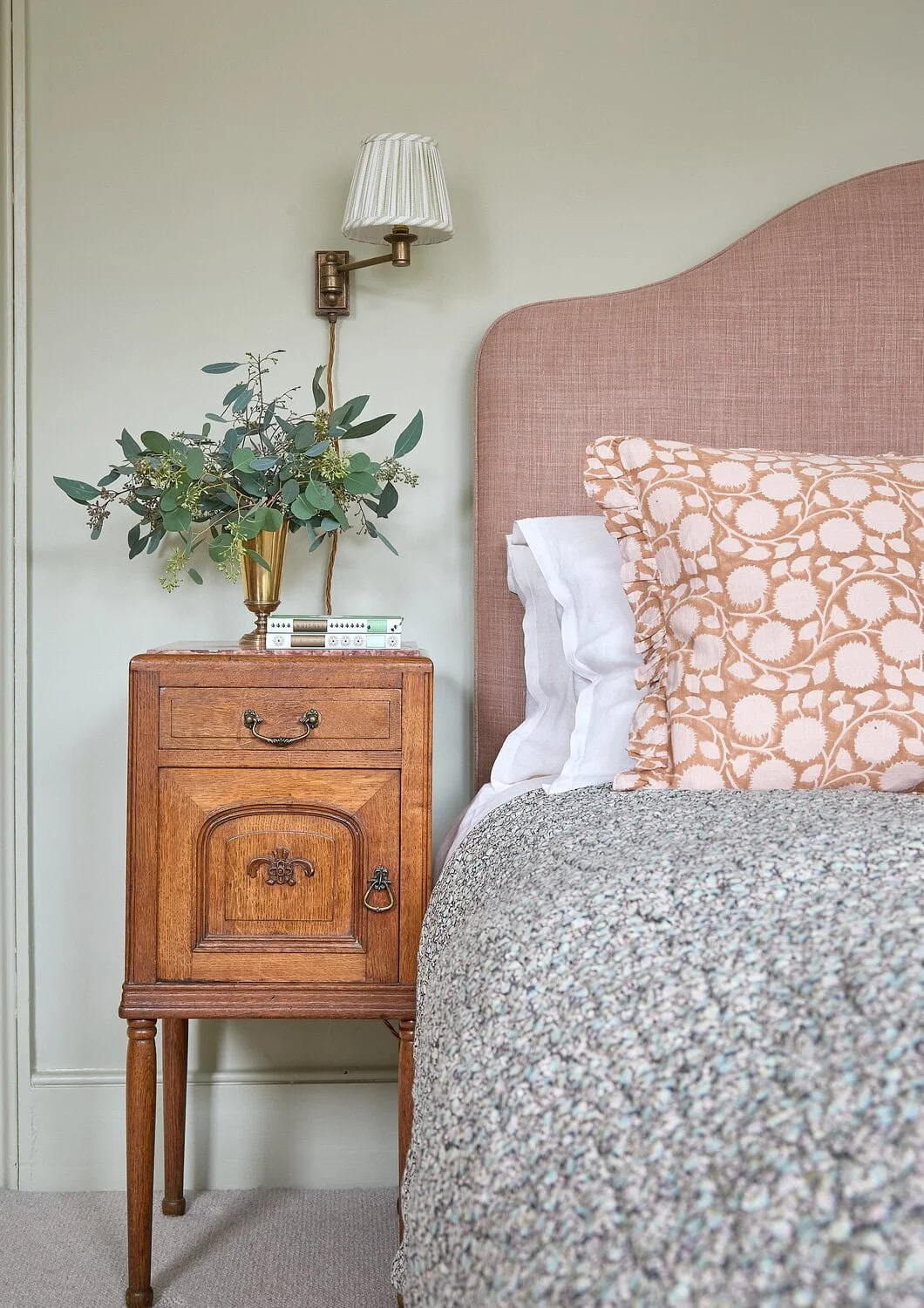 Bedroom-bed-bedsidetable-Macfarlane-Van-Der-Heul.jpg