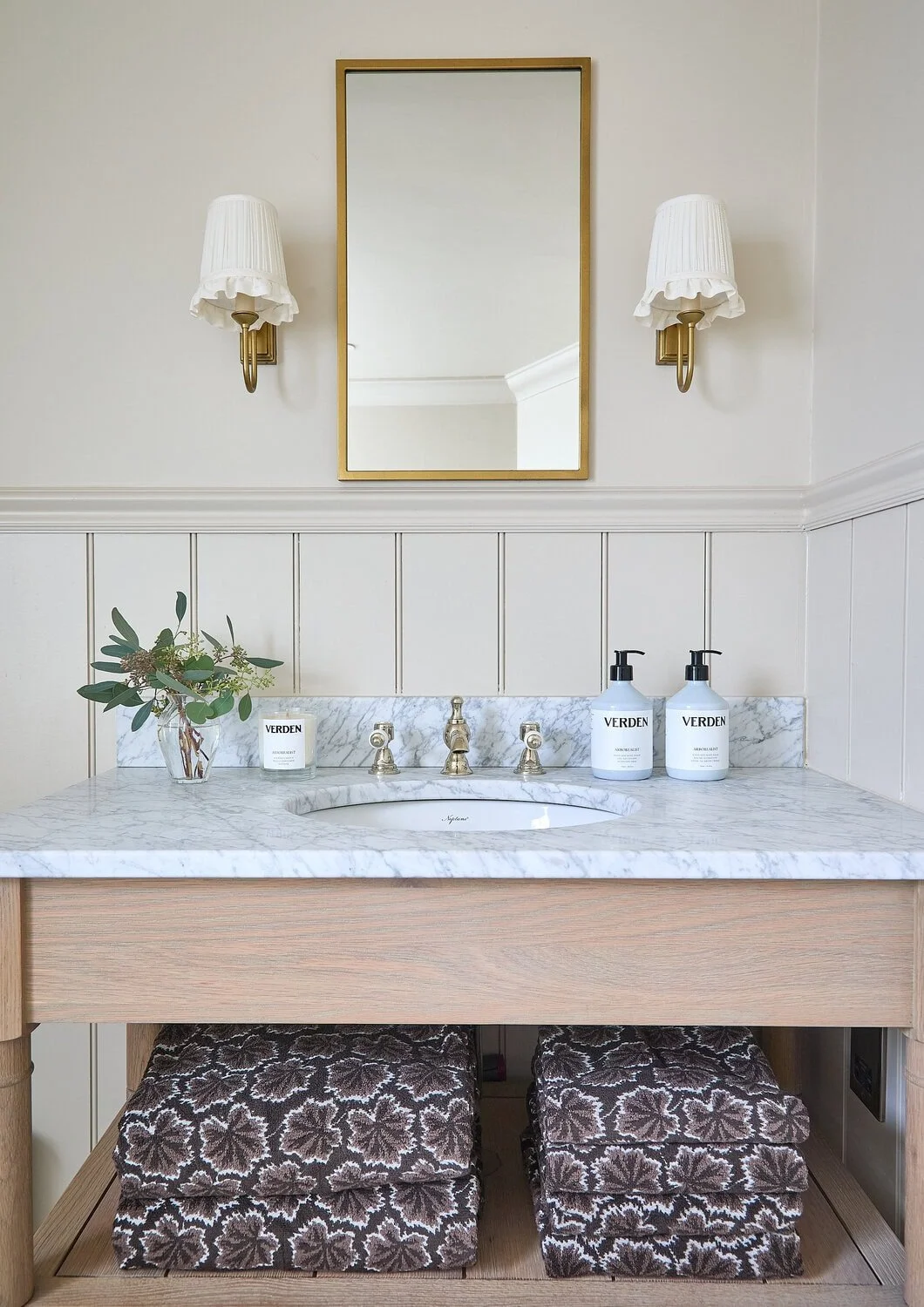 Bathroom-washstand-Macfarlane-Van-Der-Heul.jpg