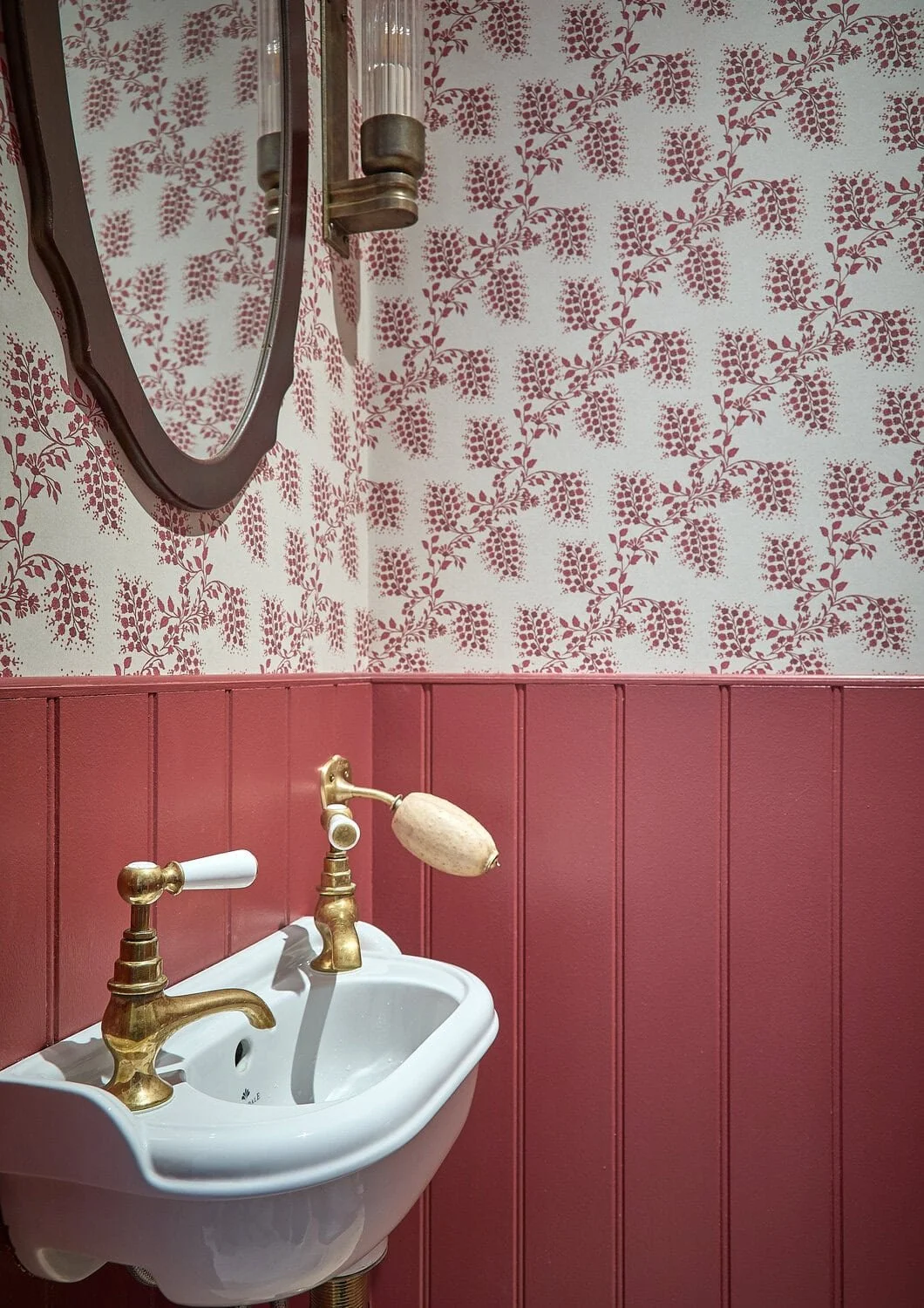 Cloakroom-sink-mirror-angle-Macfarlane-Van-Der-Heul.jpg