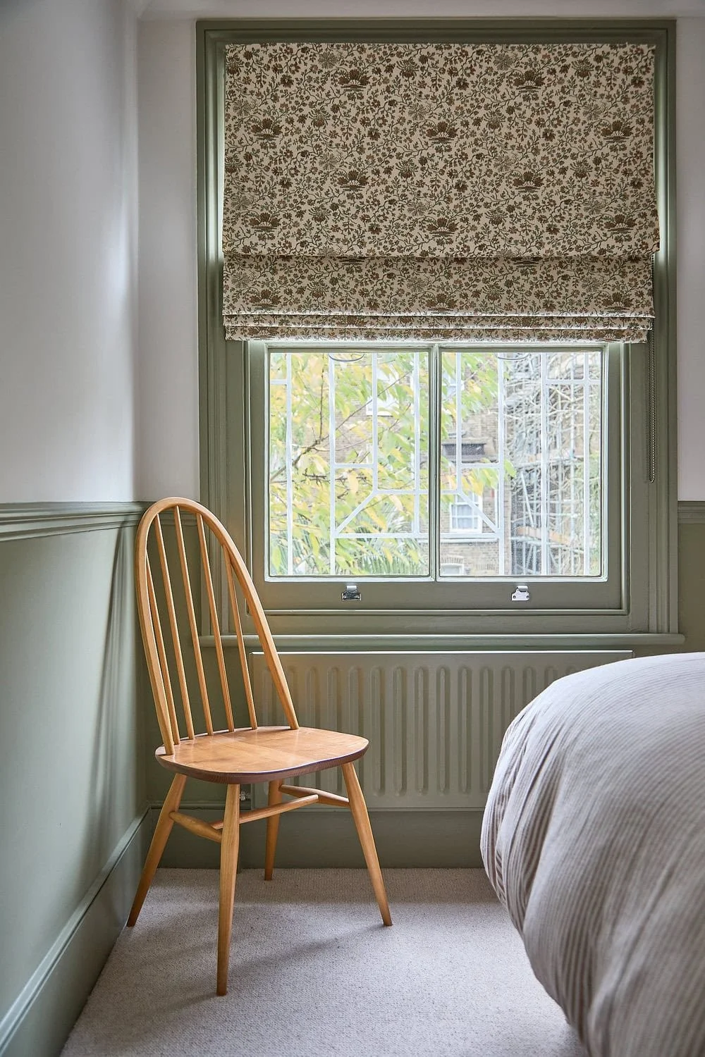 Guestroom-blind-Ercol-chair-Macfarlane-Van-Der-Heul.jpg