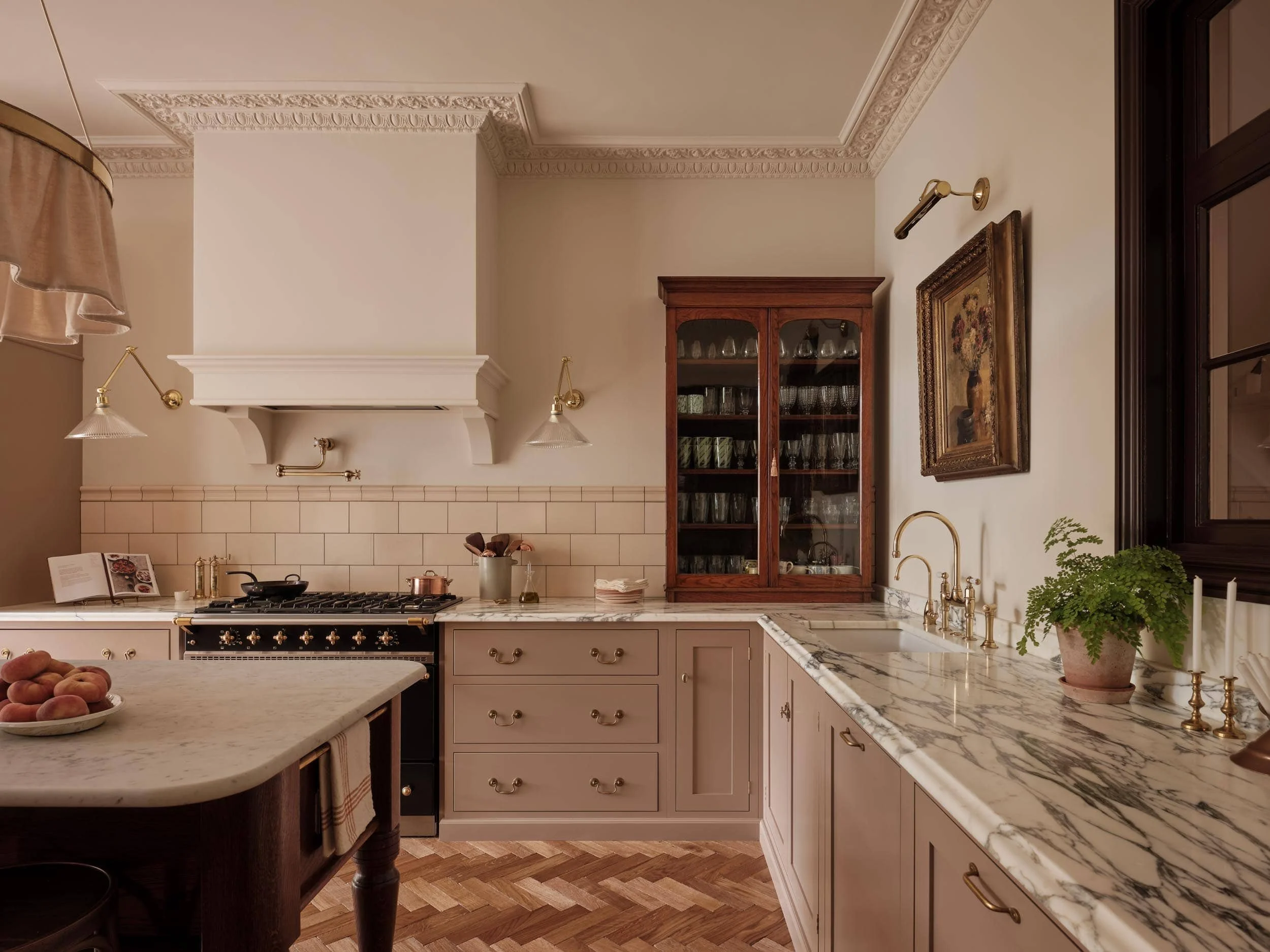 Kitchen-cooker-island-glass-cabinet-Macfarlane-Van-Der-Heul-MvdH.jpg