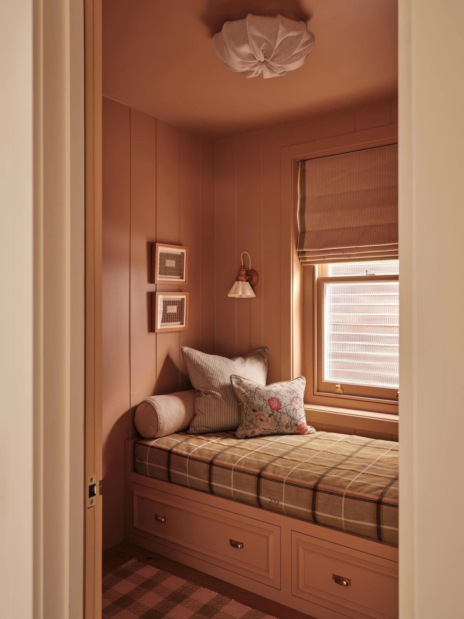 Small-Guestroom-Bed-Macfarlane-Van-Der-Heul-MvdH.jpg
