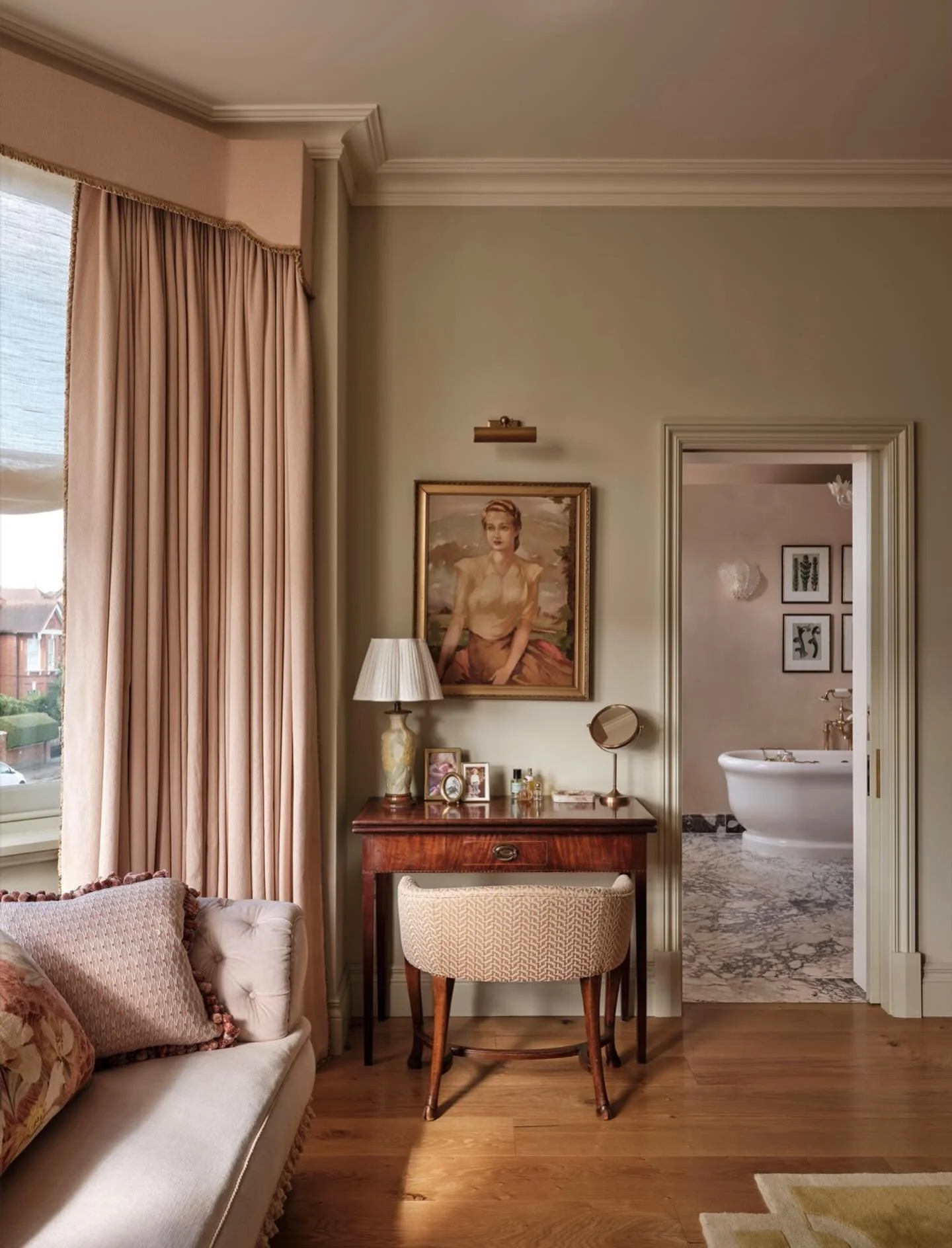 A pleasing view from one room into another is one of the hallmarks of good design and we think we succeeded with this one in the primary suite in Mapesbury.

Architect: @miltonarchitects
Build: @blockhousebuild
Photography: @astridtemplier 

#interio