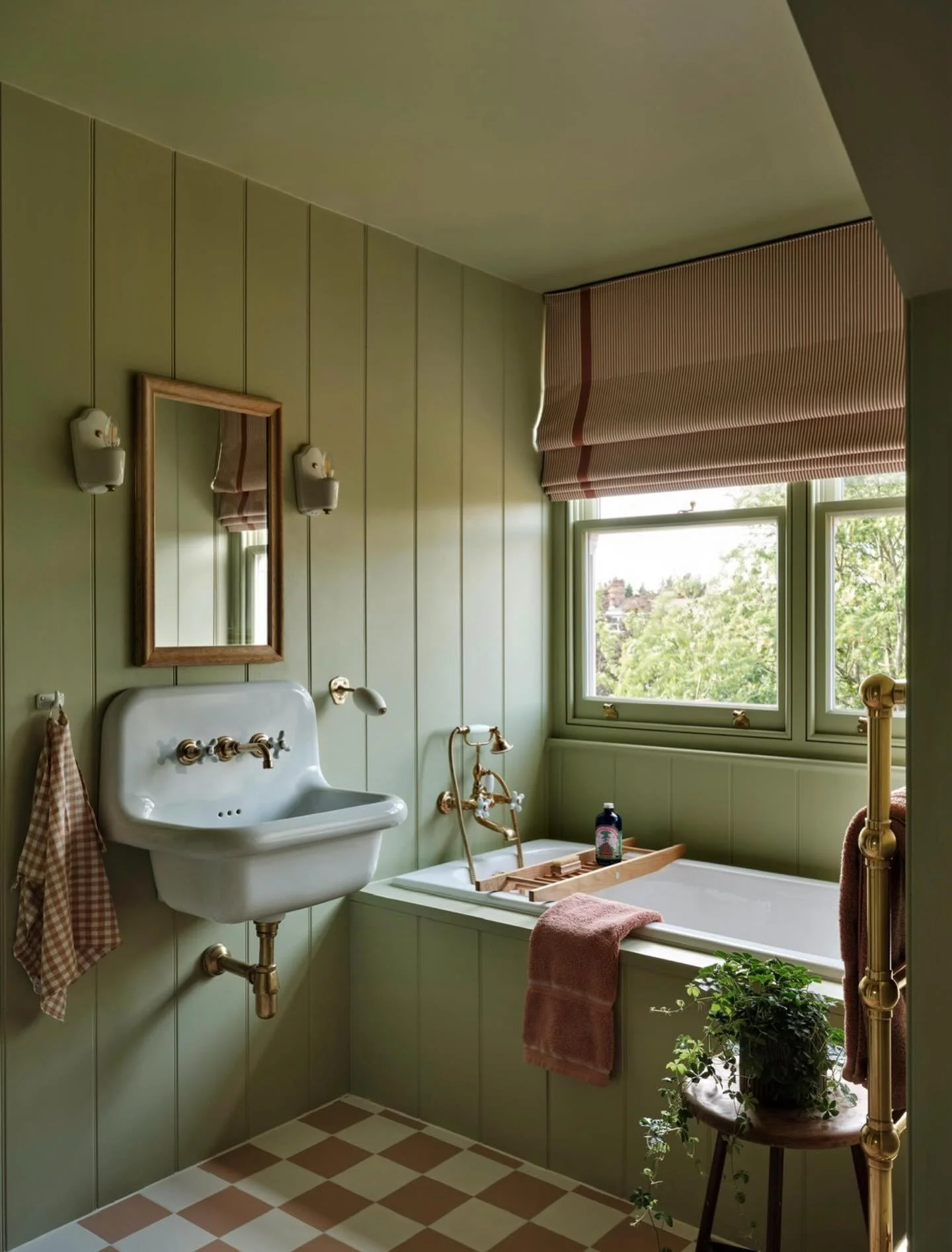 We took our inspiration for this en suite tucked into a 2nd floor dormer from its leafy view, using a warm olive green on the walls with terracotta tiling and textiles. 

Designed with @miltonarchitects and executed by @blockhousebuild.

Photography 