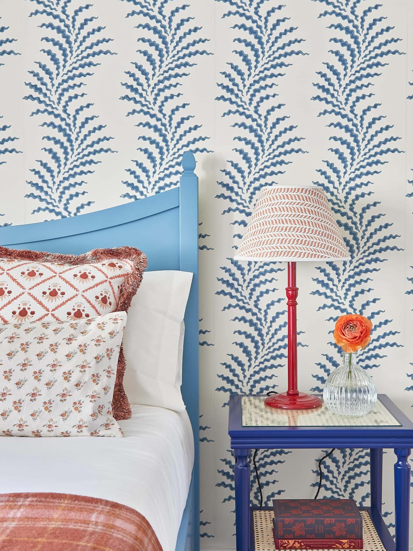 A cheerful guest bedroom we designed for a project in Barnes a few years back. The @soanebritain Scrolling Fern Frond wallpaper is a classic. 

Photography by @enzocerriphotography.

#Soane #wallpaper #bedroomdesign #bedroominspiration #interiors #in