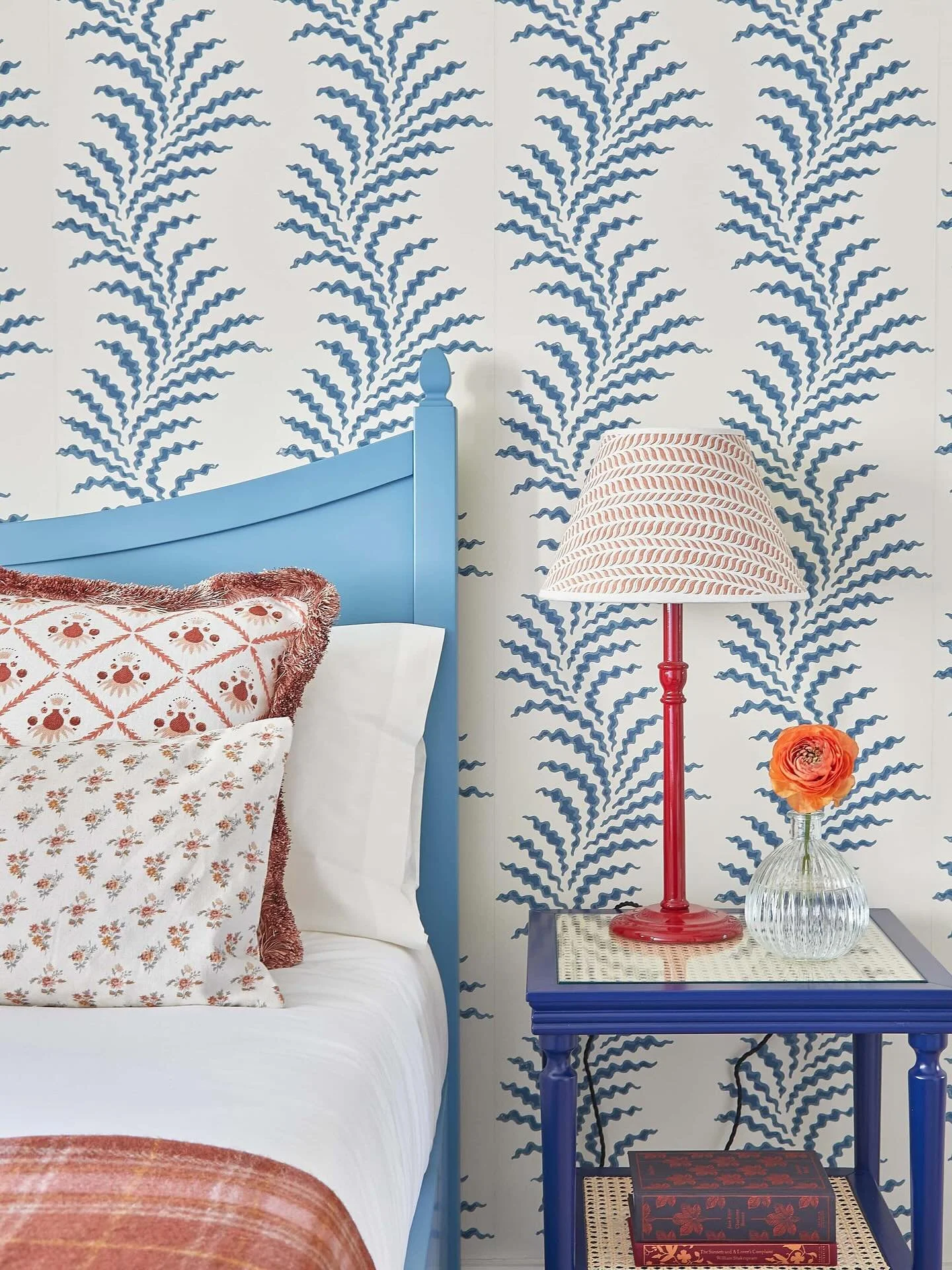 A cheerful guest bedroom we designed for a project in Barnes a few years back. The @soanebritain Scrolling Fern Frond wallpaper is a classic. 

Photography by @enzocerriphotography.

#Soane #wallpaper #bedroomdesign #bedroominspiration #interiors #in