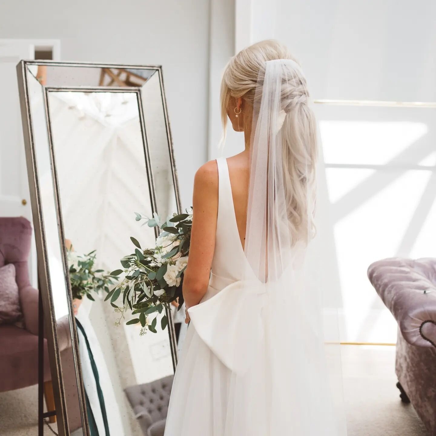 I don't share bridal prep shots very often but LOOK at Laura's hair/veil/dress/shoe combo! Did I tell you I'm a sucker for bows and ponytails! And that @jesuspeiroofficial dress... WOW 🤍🤍🤍
.
Its so nice when the morning doesnt end in a crazy rush 