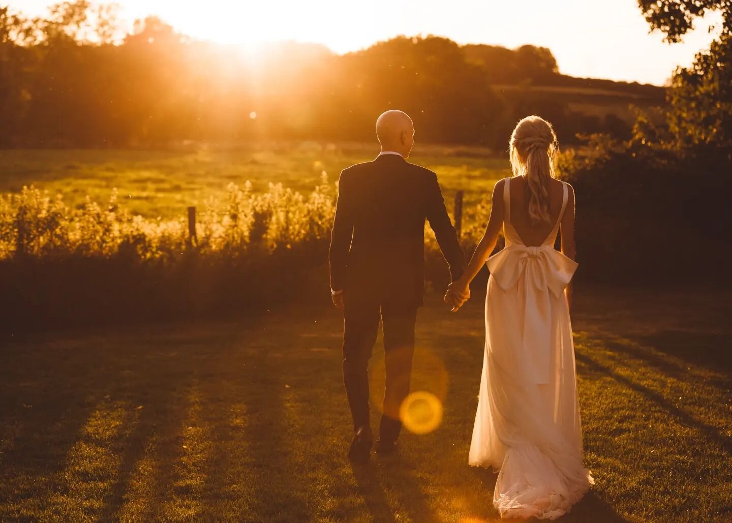 If you're asking yourself if it's worth leaving your wedding meal in between courses or your dance floor  to get golden hour photos for 10 minutes. It is. It really is ❤️&zwj;🔥❤️&zwj;🔥❤️&zwj;🔥
.
.
@syrencot @flowers.of.bath @gemmasutton_ @jesuspei