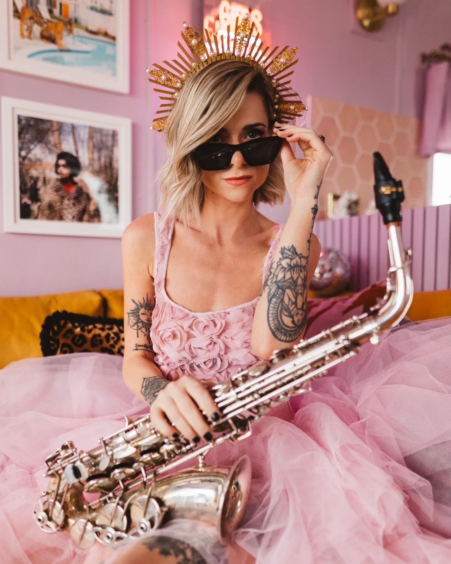 My beautiful uni friend and insanely talented musician and singer @robyntaylorofficial booked a boudoir slot at our pink shoot. But instead of underwear, she brought her sax, disco balls, a mirror dress and all the vibes 🎷🪩🩷
What a BABE ❤️&zwj;🔥 
