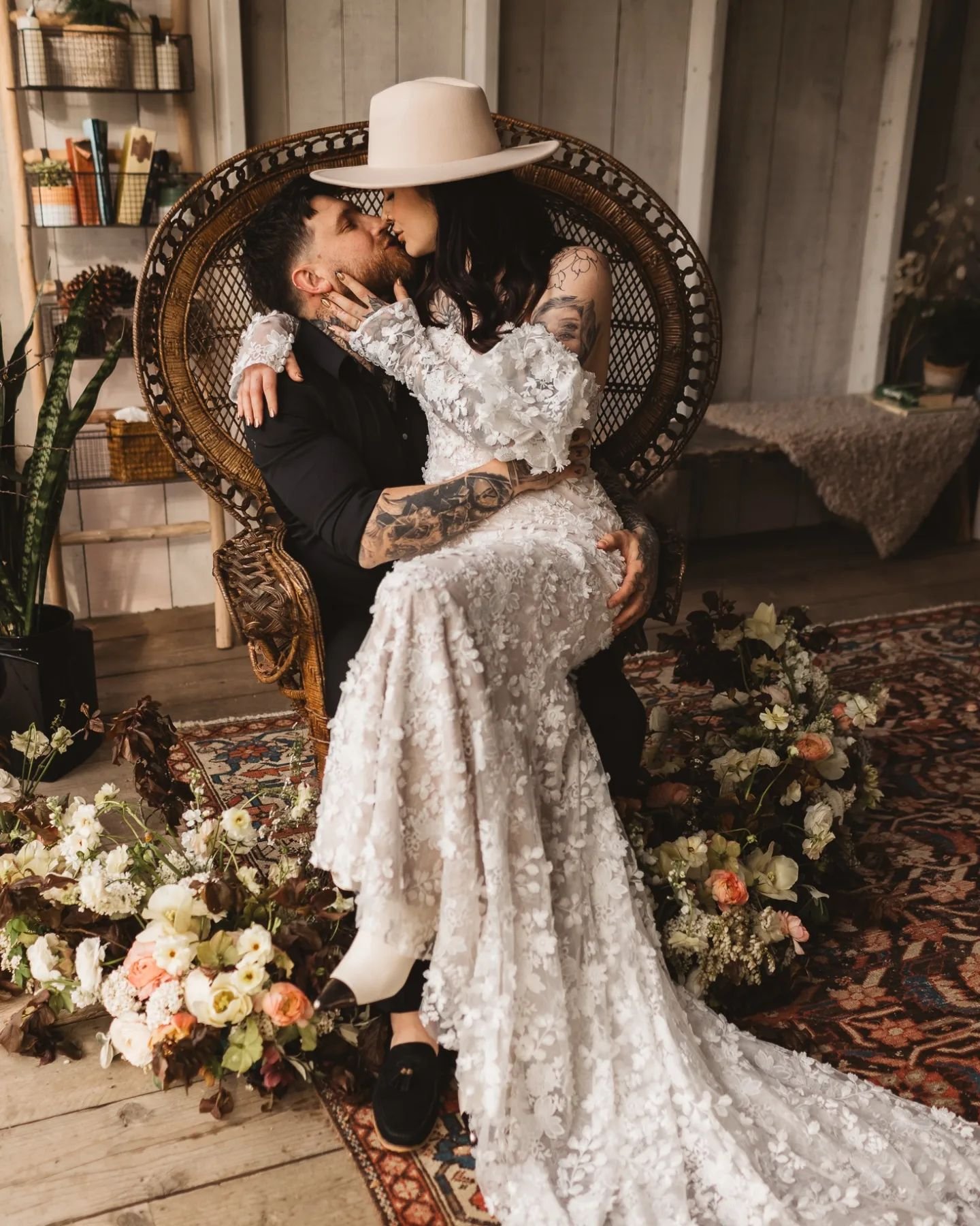 THESE TWO THOUGH 🖤 ⚡️🖤
Turning all my tattooed, hat wearing, cake smooshing, boat house dreams into reality ⚡️
My second styled shoot of the year and I loved every single second of it, until I sprained my ankle that is haha! But we power through...