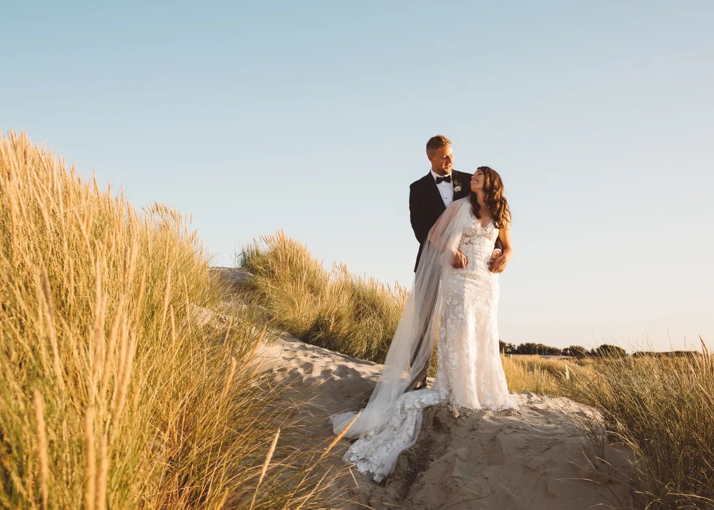 Ever wondered if it's worth making the trip to the beach for some quick photos on your wedding day? 

IT IS! ⚡️✨️

Emily and Michael had an elopement style wedding with a handful of guests at @crouchersorchards. It's so close to the beach and we had 