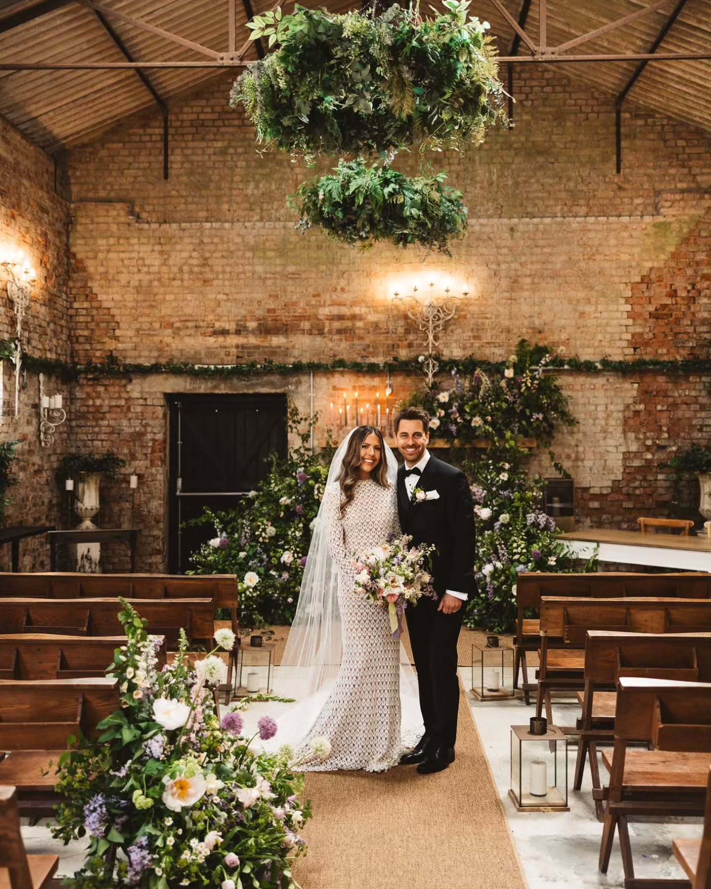 Not a styled shoot ✌🏻 Just G+R making the most of the incredible meadow inspired floral display @hollyandthedragonfly created for their wedding. 
Unreal ⚡️🩷

@botleyhillbarn
@hollyandthedragonfly 
@renew_bridal 
@hero.hairstylist 
@harrietrainbowma