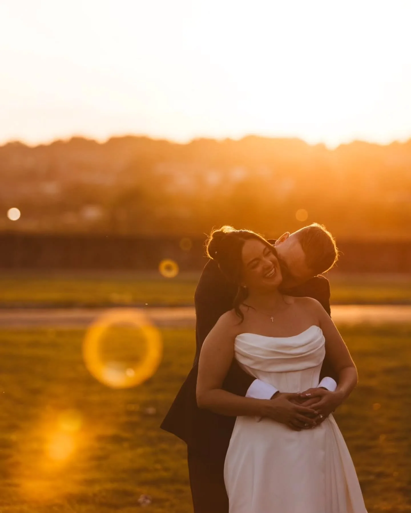 Weddings at @the_vines_rochester always align with my vibe. They're relaxed, super fun with major wiggle room on timings. No sit down meal, just festival food all day. Music throughout the day to keep the guests in high spirits. Speeches outside, the