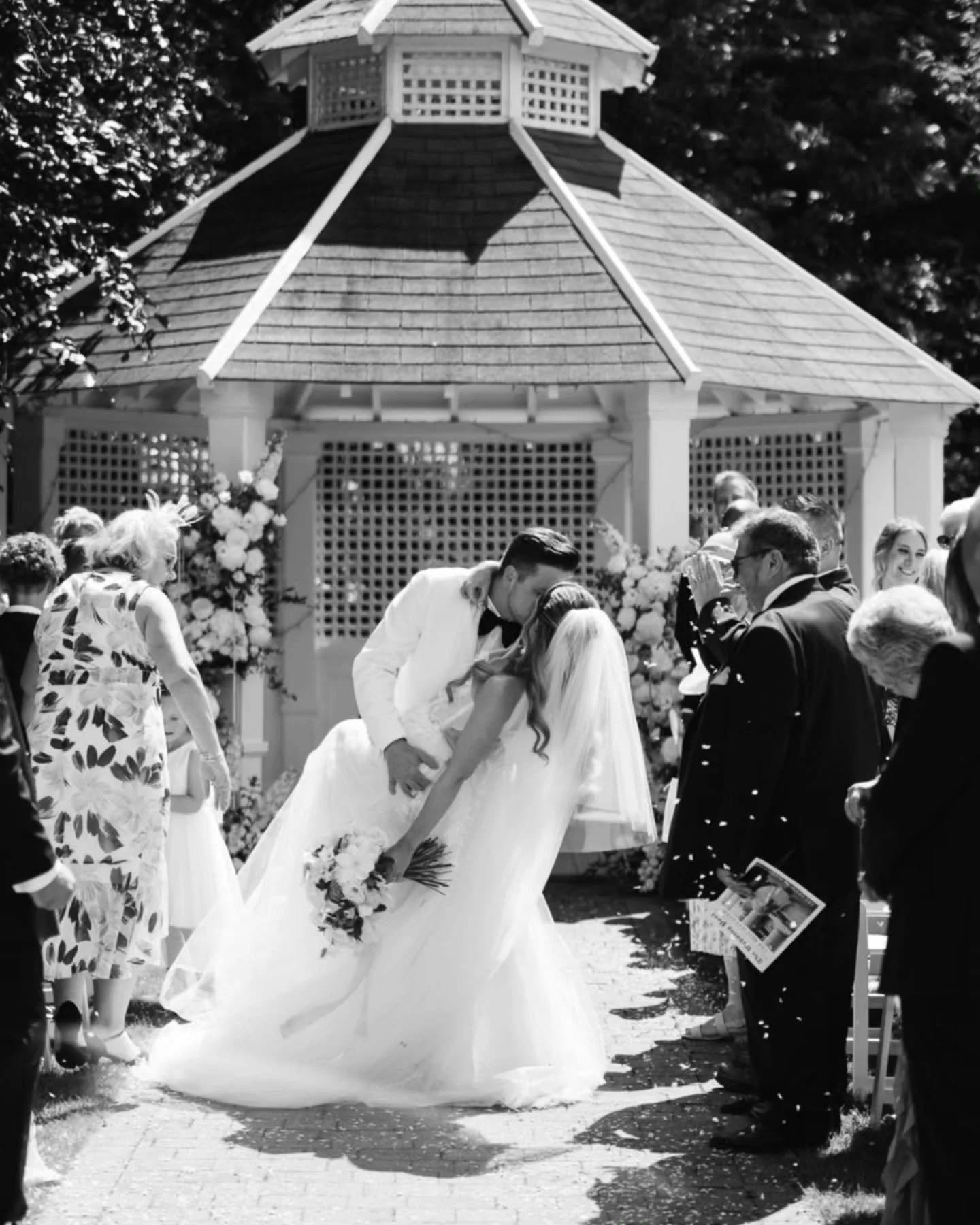 Way more black and white in this post than I usually share 🖤
I always find that black and white works so well with black tie and neutral colour schemes. My fave 🖤

@haynehouseweddingvenuekent 
@trulymadlyfilms 
@orchardbloomsflorist 
@petitejolieha
